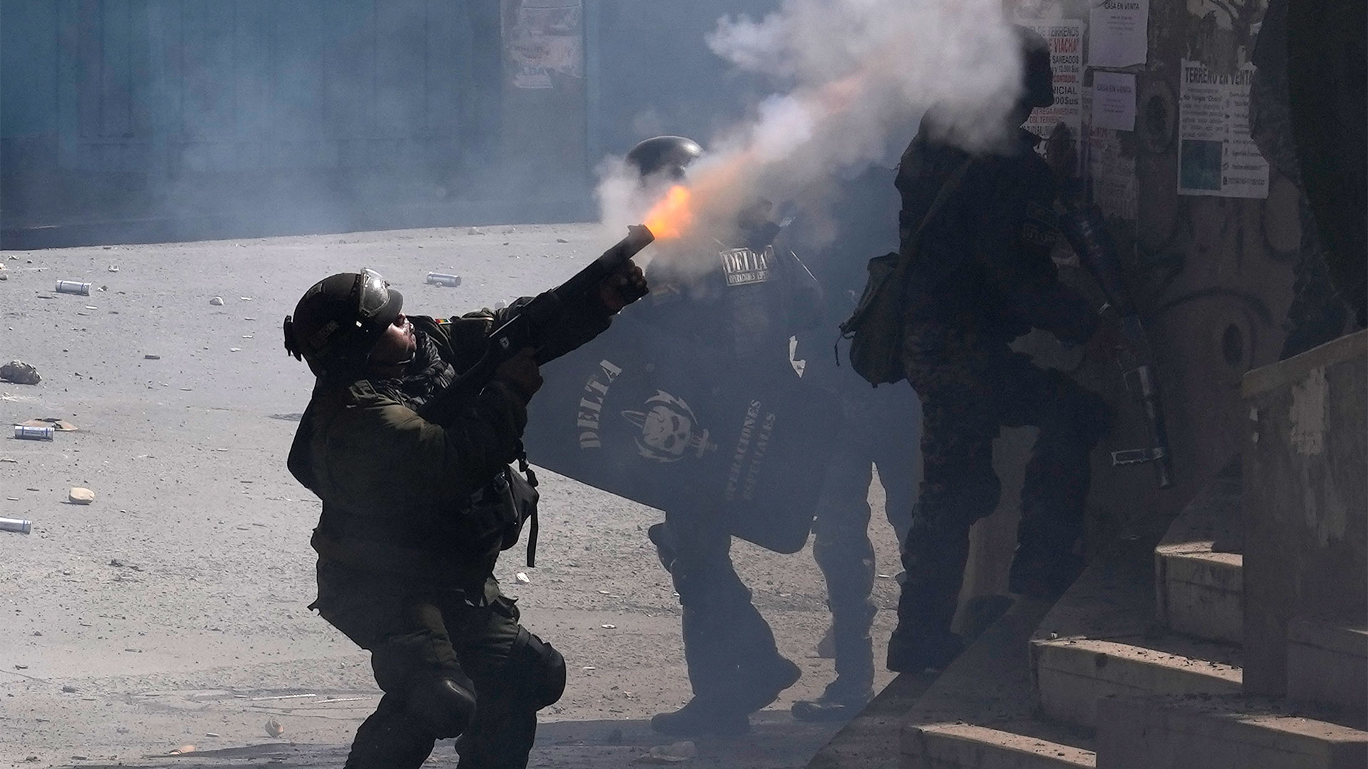Los enfrentamientos se dieron durante varios minutos este lunes (AP Photo/Juan Karita)
