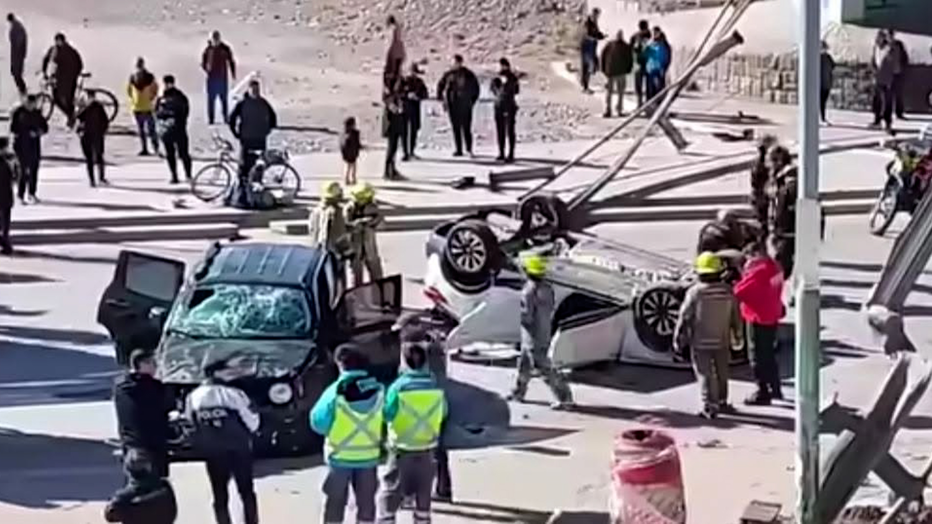 Cayeron dos autos desde un puente tras chocar con un guardarrail en Mendoza: hay un muerto y seis heridos