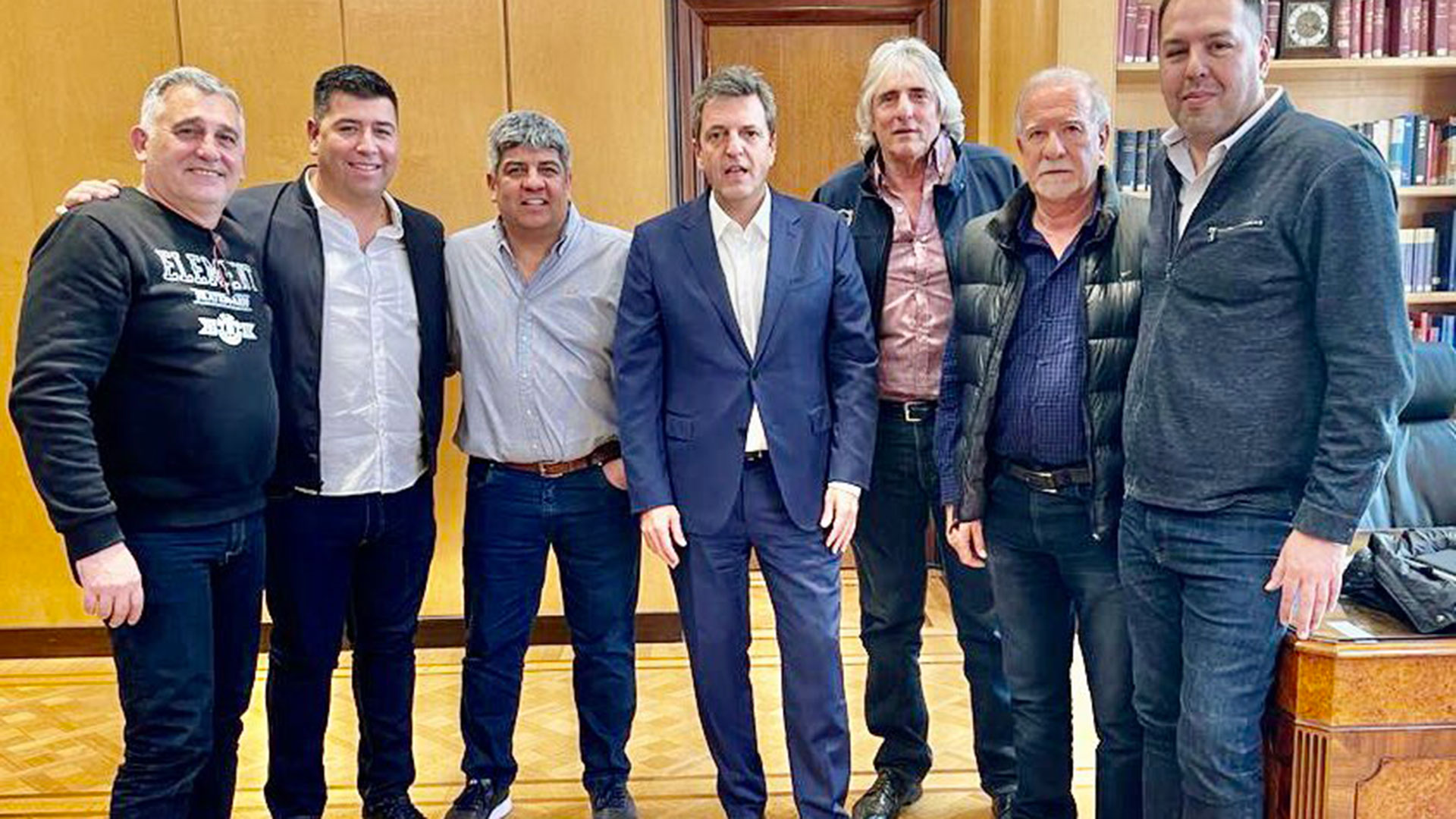 Sergio Massa junto con Pablo Moyano y otros sindicalistas de su sector