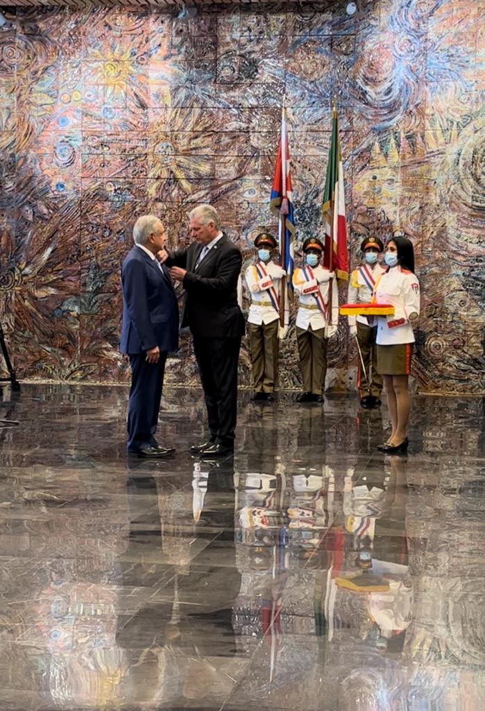 El presidente Andrés Manuel López Obrador recibió la condecoración Orden José Martí por sus hazañas en favor de la humanidad (Foto: Twitter@PresidenciaCuba)