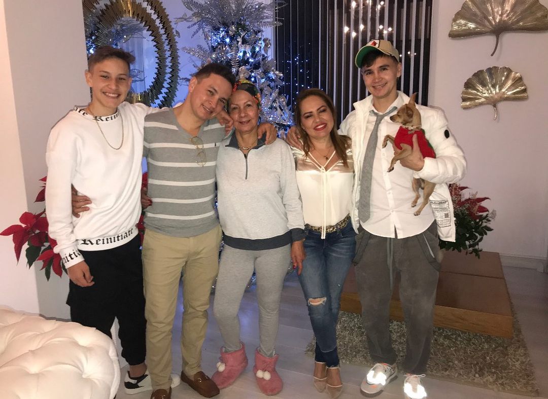 Jhonier Leal, Mauricio Leal, Marleny Hernández y Luz Elena Betancourt. Foto: @lifecolorspeluqueria