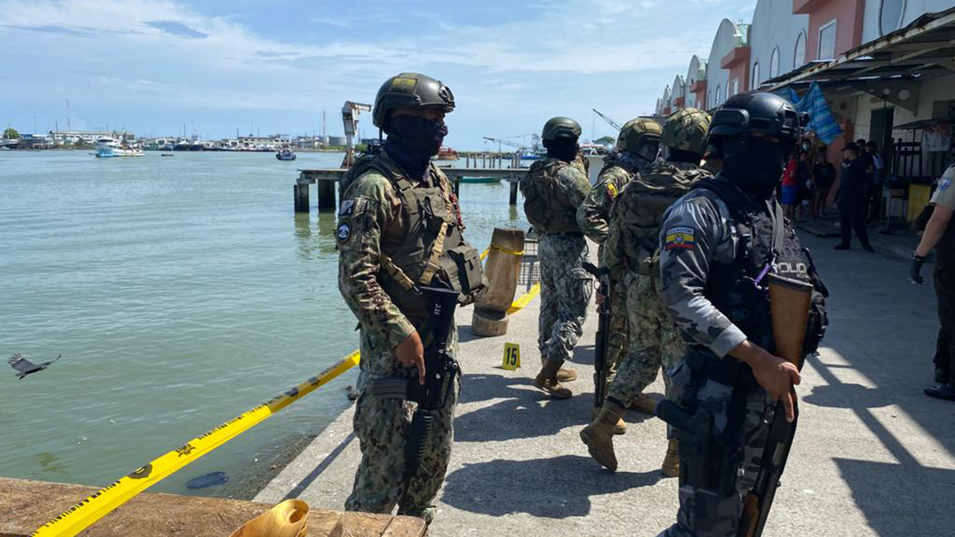 Las Fuerzas Armadas de Ecuador intensificaron las operaciones para localizar a los responsables de la balacera en el Puerto Pesquero de Esmeraldas (Twitter)