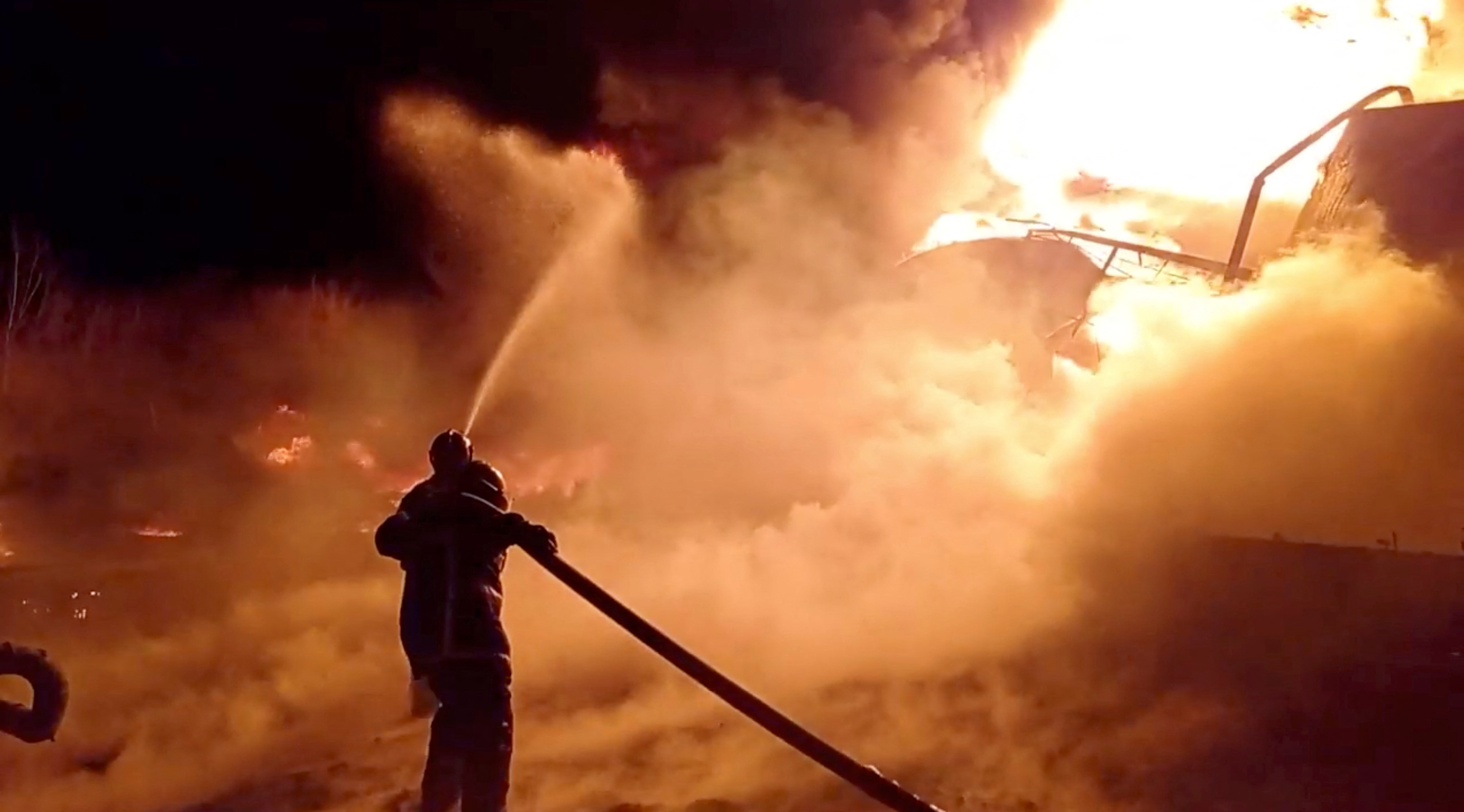 Bomberos ucranianos combaten las llamas tras un ataque ruso en la región de Zhytomyr, Ucrania, en una fotografía de archivo (State Emergency Services of Ukraine/Handout via REUTERS)