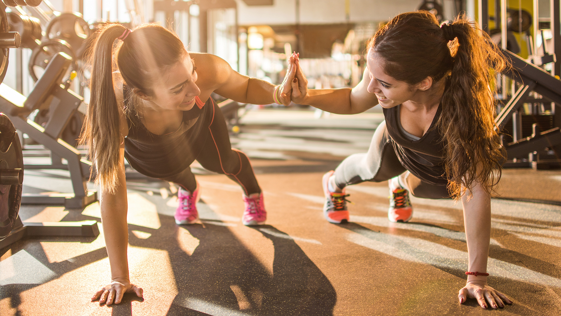 Las participantes femeninas que hacían ejercicio por la mañana quemaron un 7% más de grasa abdominal y redujeron su presión arterial un 7% más que aquellas que hacían ejercicio por la noche
(Getty Images)