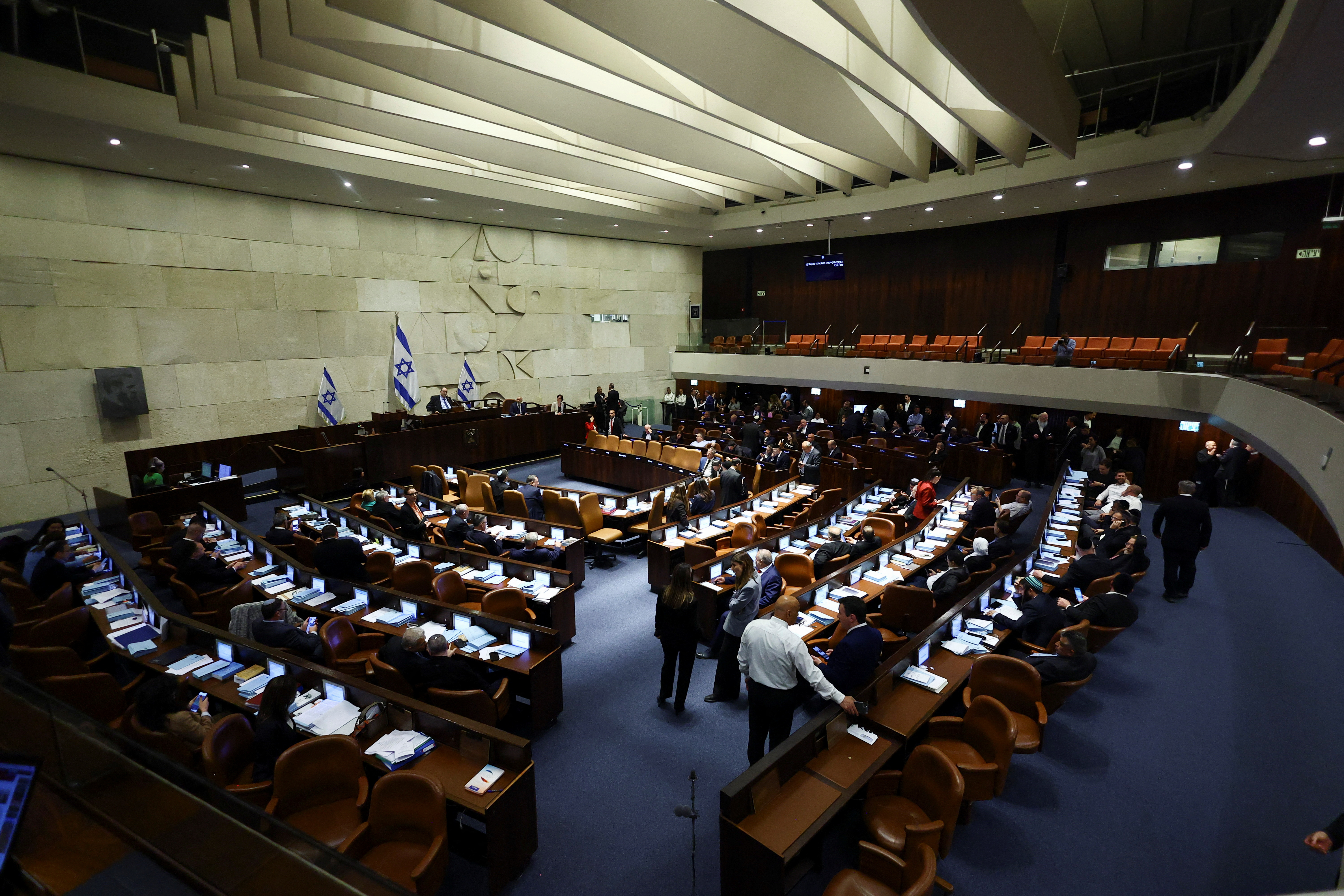 Miembros de la Knesset, el parlamento israelí, asisten a una reunión en medio de manifestaciones después de que el primer ministro israelí, Benjamin Netanyahu, destituyera al ministro de Defensa mientras su gobierno de coalición nacionalista presiona con su revisión judicial, en Jerusalén, 27 de marzo de 2023. REUTERS/Ronen Zvulun