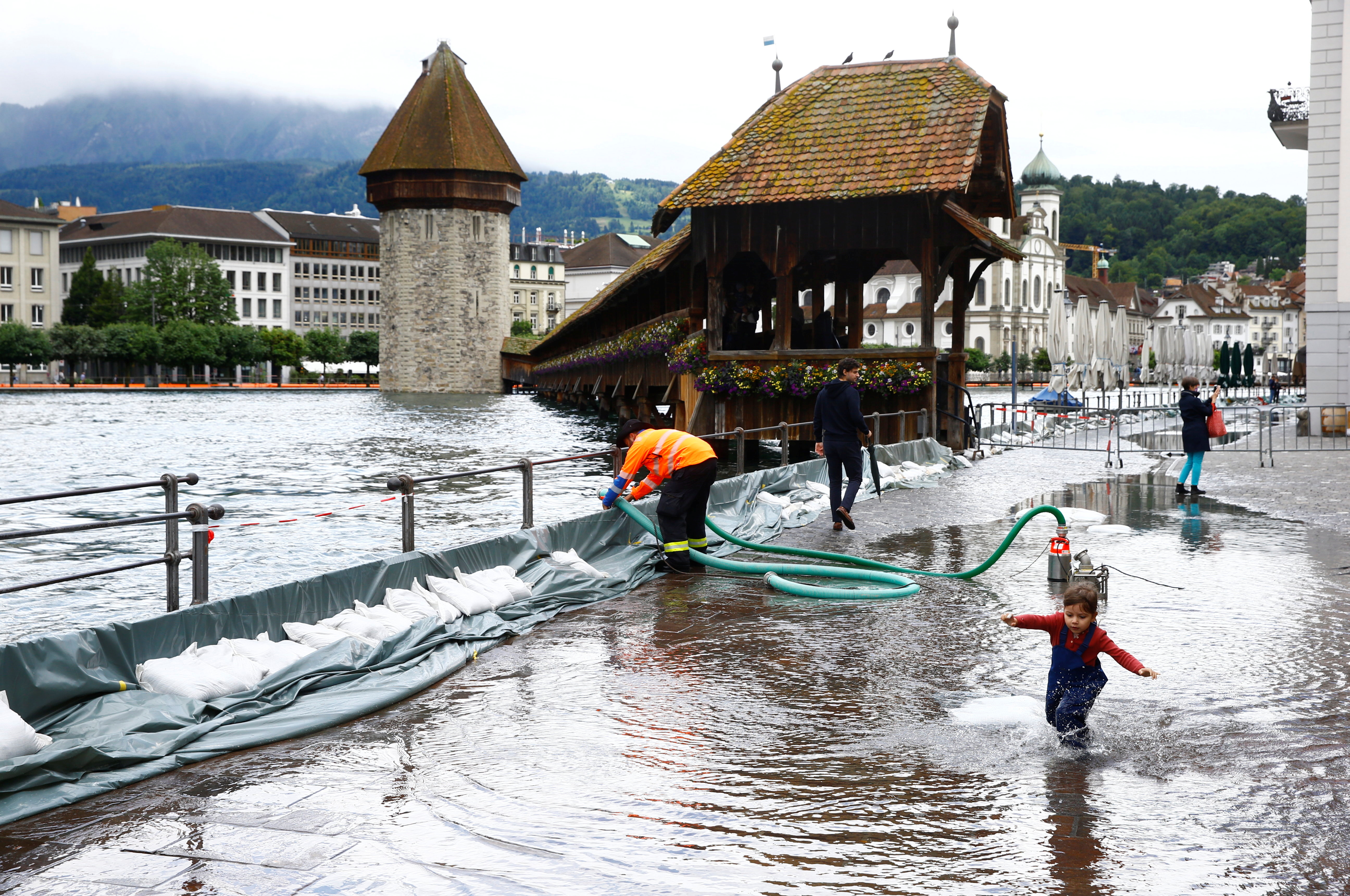 Se ve una barrera móvil contra inundaciones a lo largo del río Reuss frente al puente Kapellbrucke en Lucerna, Suiza