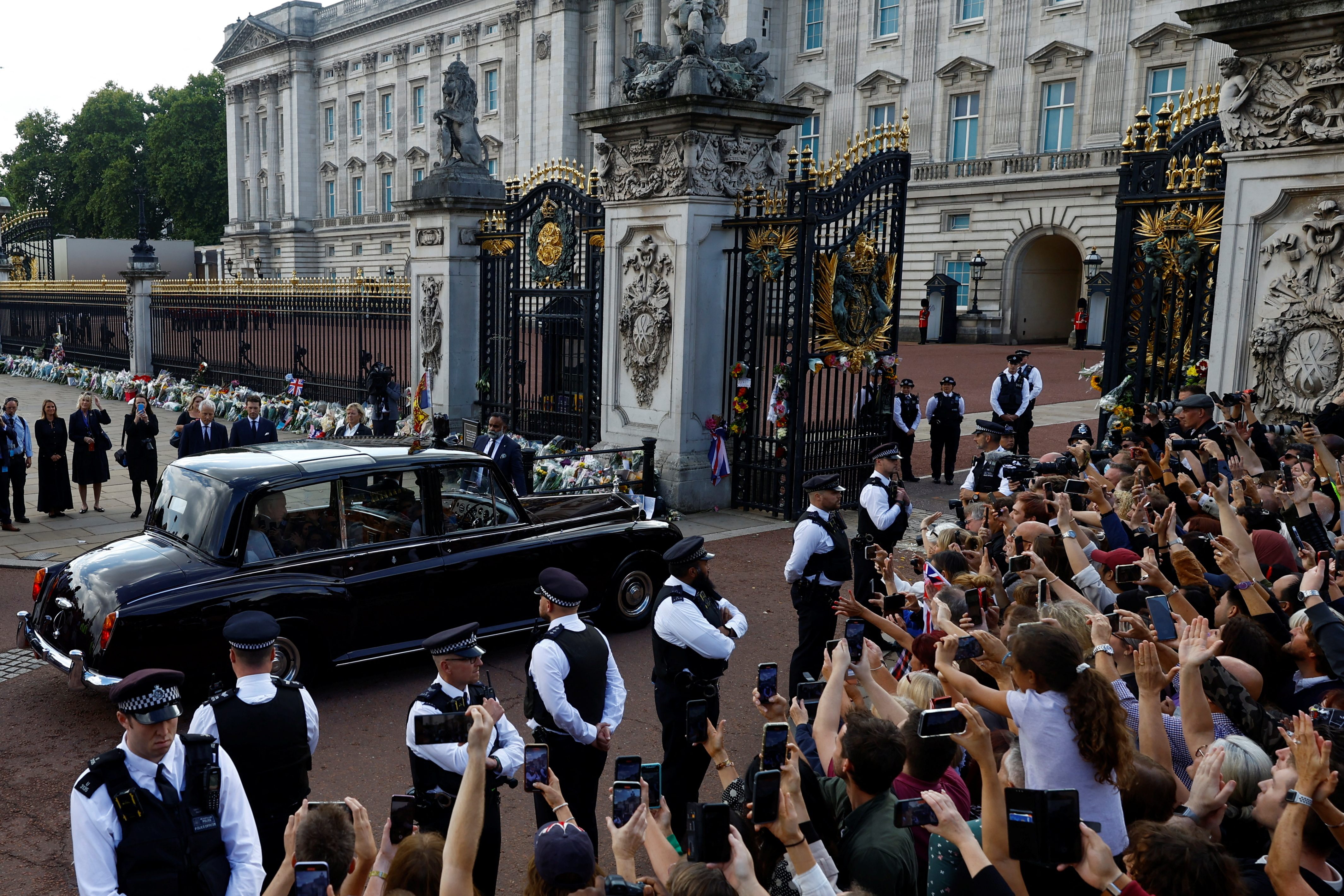 Carlos recibió el afecto de la gente en su llegada a Buckingham (REUTERS/Andrew Boyers)