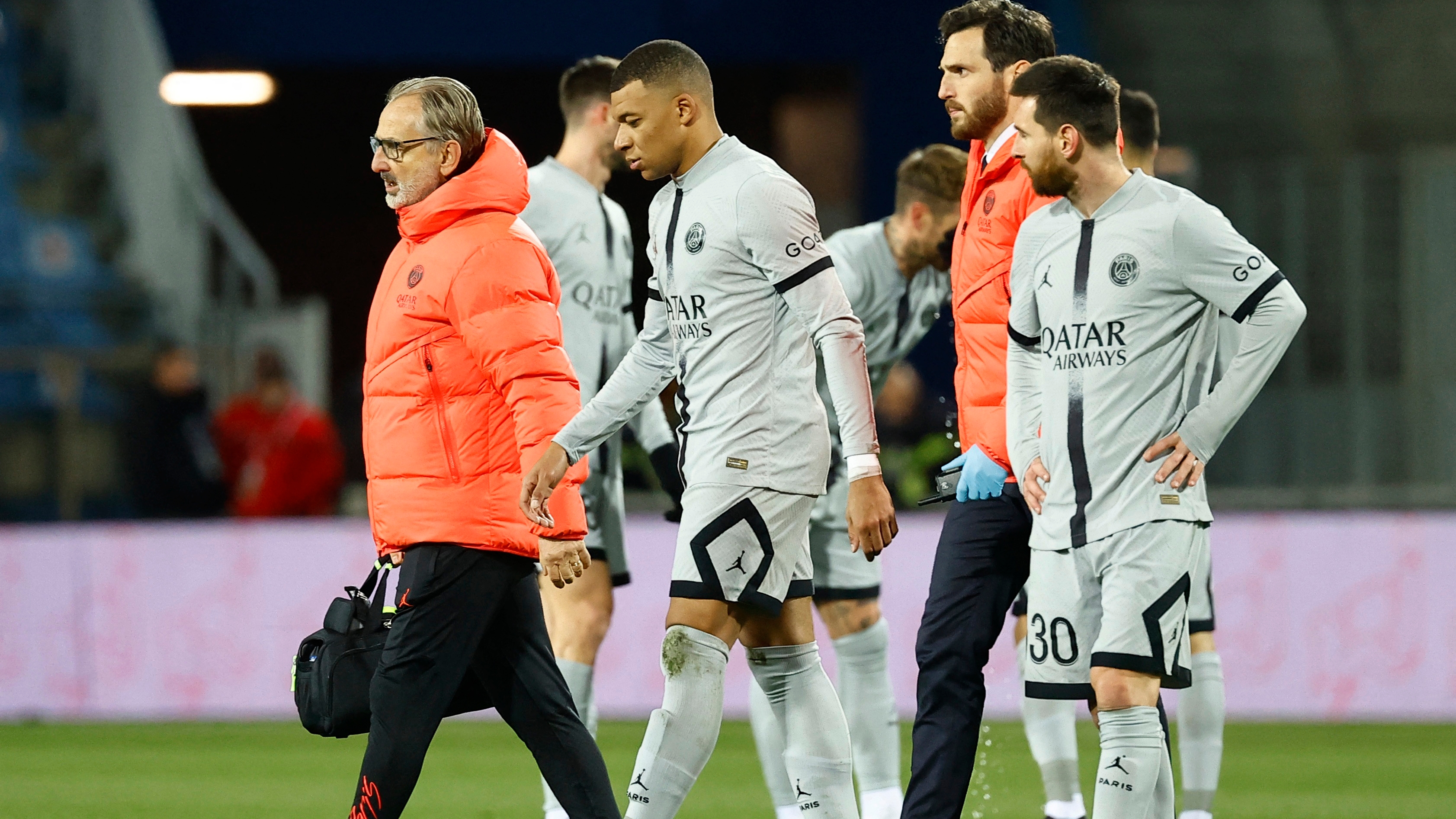 Kylian Mbappé se retira lesionado y su salida genera preocupación en el PSG de cara a los encuentros que vienen por delante (REUTERS/Eric Gaillard)