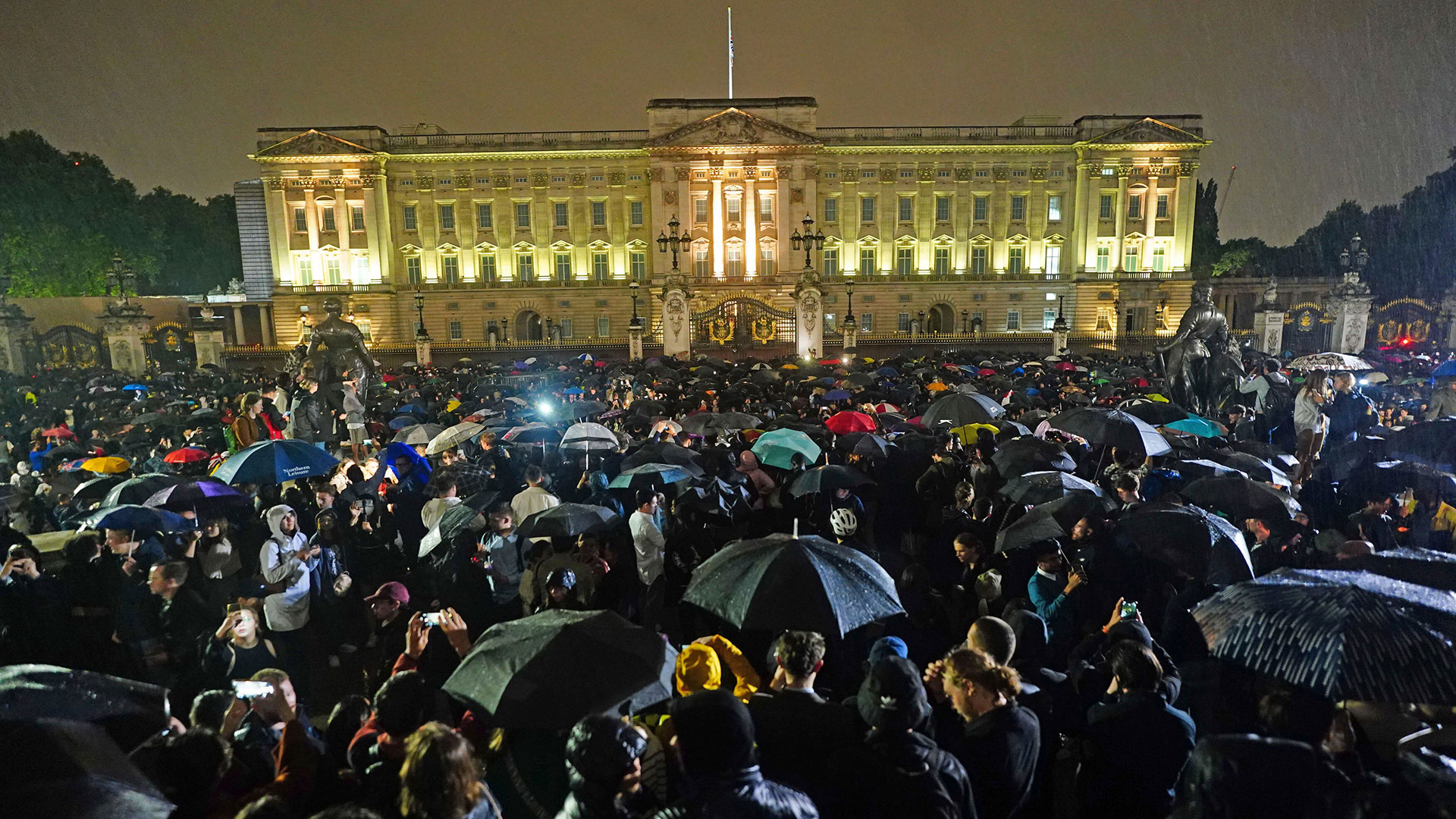 Los británicos se movilizaron al Palacio de Buckingham a pesar de la lluvia y el mal tiempo (Victoria Jones/PA via AP)