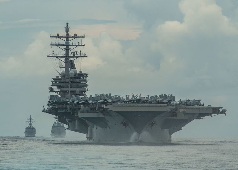 FOTO DE ARCHIVO: Desde la derecha, el portaaviones de clase Nimitz USS Ronald Reagan (CVN 76), el destructor de clase Akizuki de la Fuerza de Autodefensa Marítima de Japón JS Teruzuki (DD 116) y el destructor de clase Arleigh Burke USS Mustin (DDG 89) navegan en formación en el Mar de Filipinas. 19 de julio de 2020. Foto de la Armada de Estados Unidos por el especialista en comunicación de masas de 3ª clase James Hong/Handout vía REUTERS