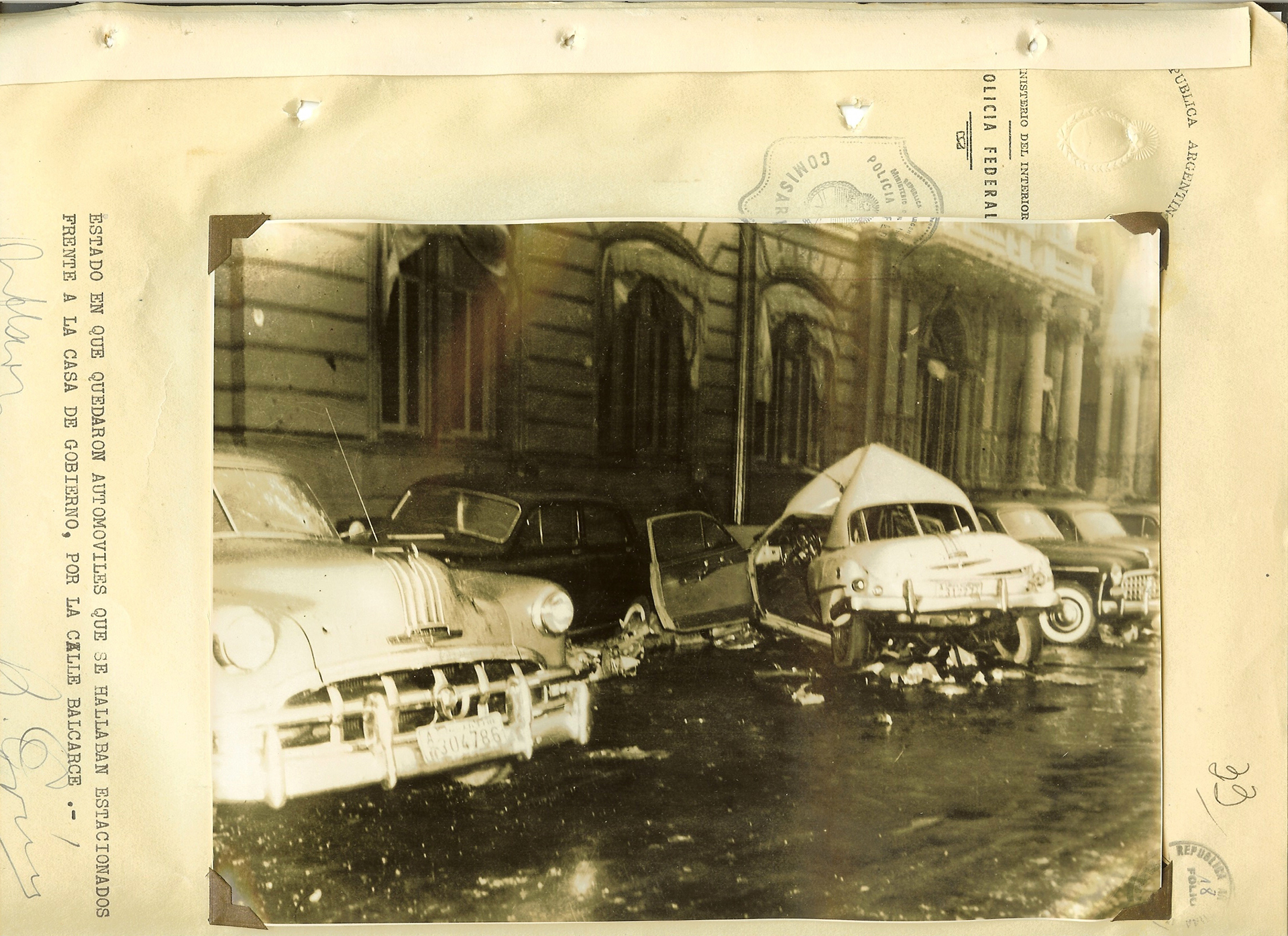 Restos de los autos que estaban estacionados sobre la calle Balcarce frente a la Casa Rosada.