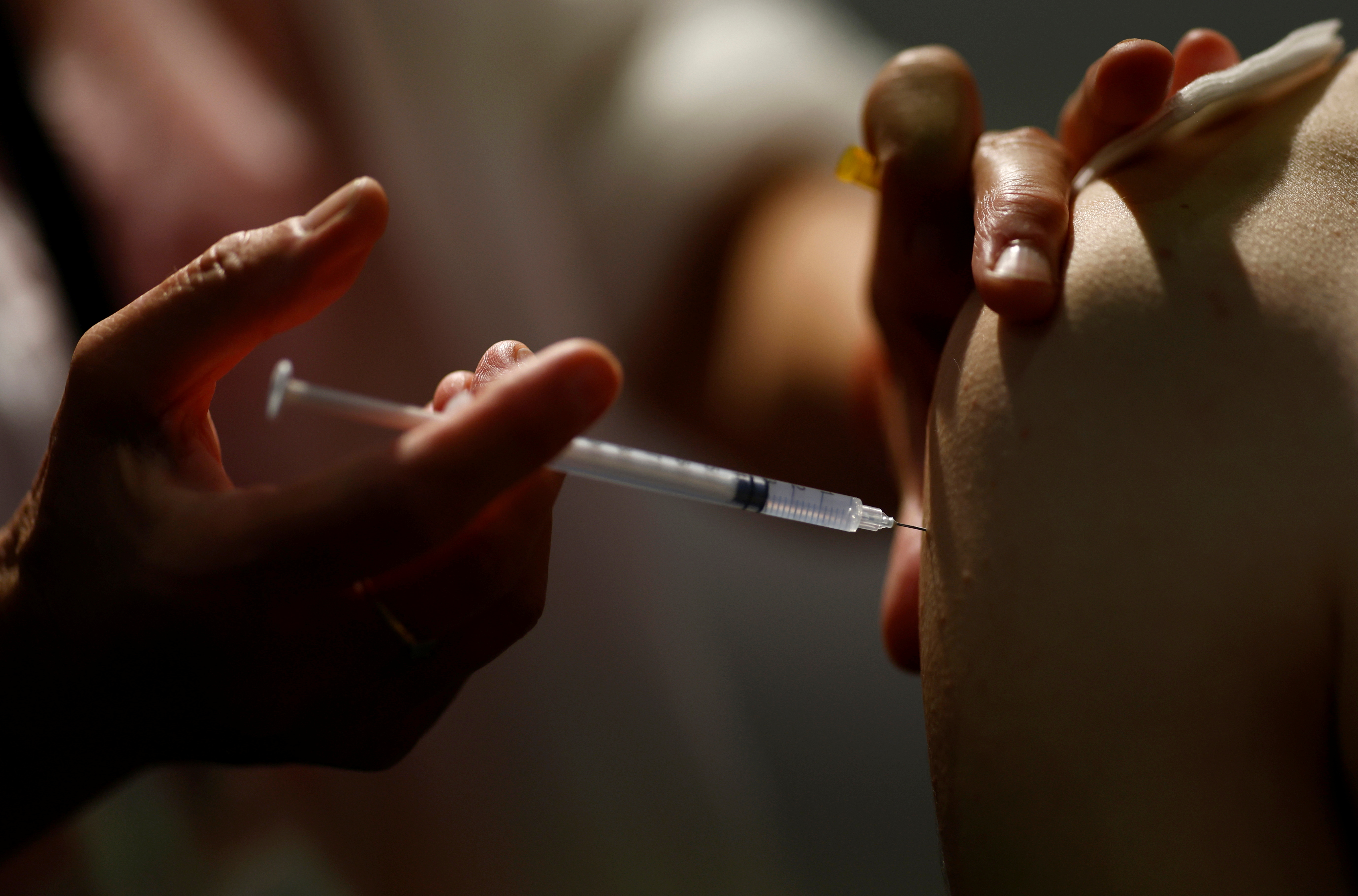 La aplicación de vacunas contra el coronavirus avanza a distinta velocidad en los países. En este sentido, China encabeza el ranking mundial de inoculación con 1.820.238.000 dosis aplicadas. Luego le siguen, India con 523.671.019 dosis y Estados Unidos con 353.205.544 dosis (REUTERS)