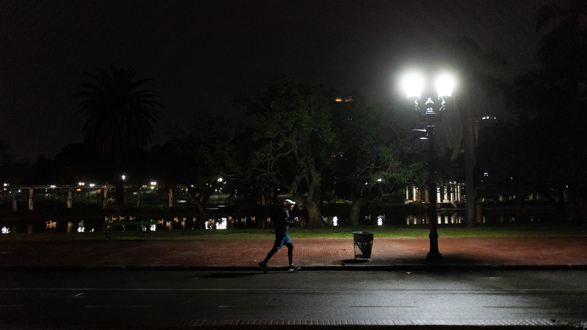 Según explicó el mismo alcalde, el Gobierno porteño eligió ese horario “a contraturno” porque durante el día circulan por las calles “la mayoría de las personas” y es necesario “evitar concentración de gente”.