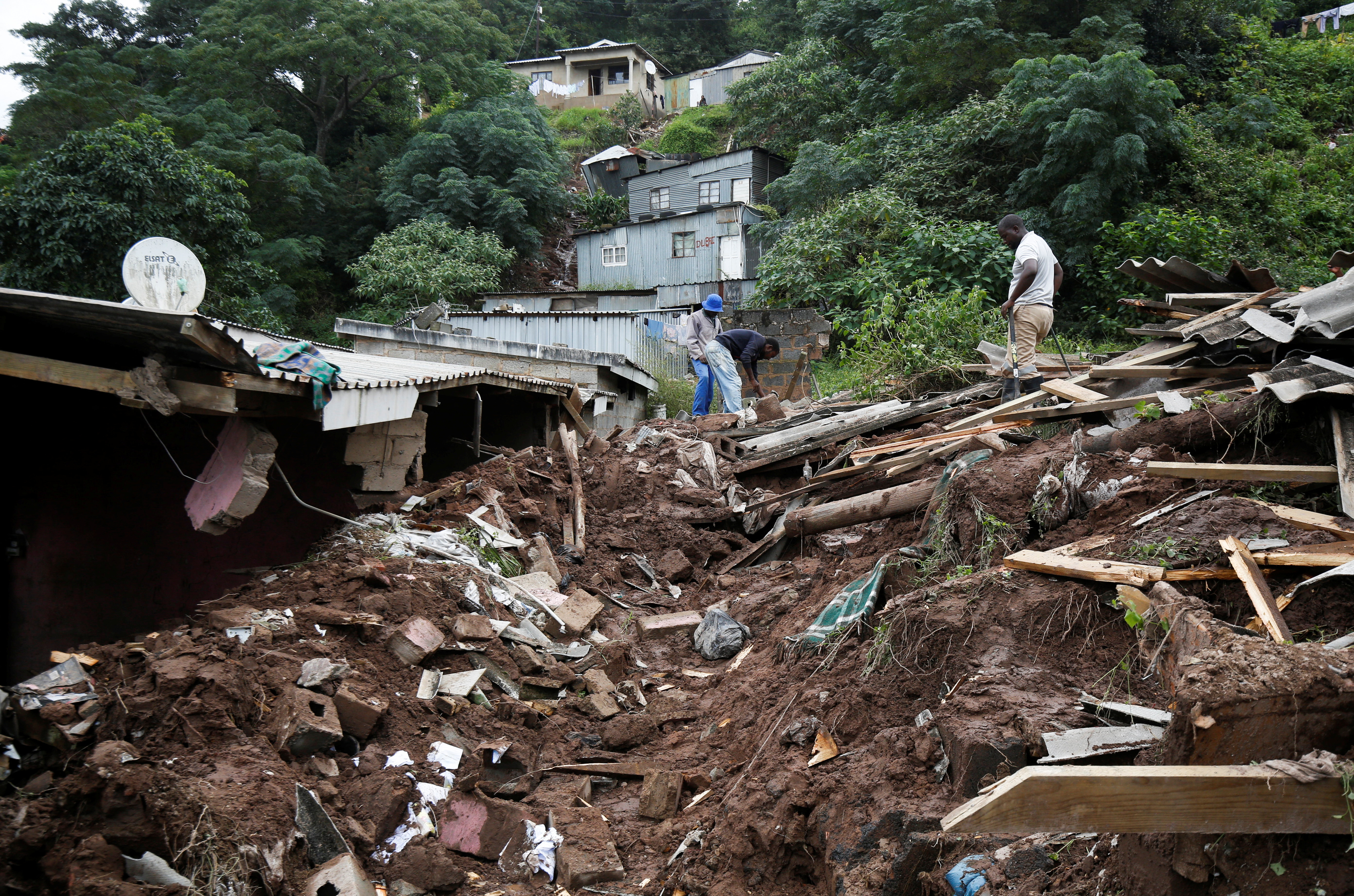 Unos hombres rebuscan entre los escombros de una iglesia que se derrumbó (REUTERS/Rogan Ward)