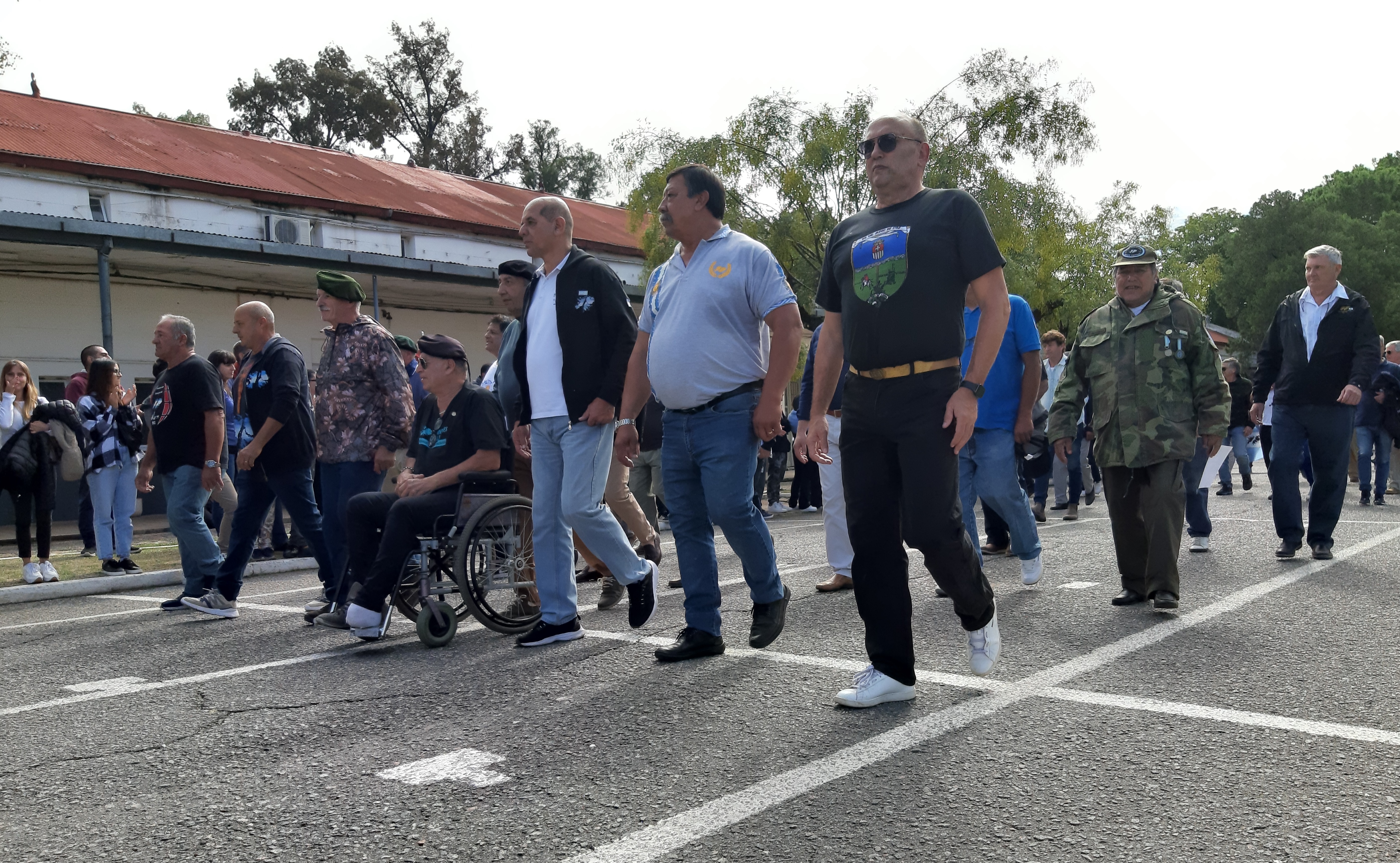 Sin distinción de grados y jerarquías, los veteranos desfilaron en el mismo lugar desde donde partieron a las islas hace 41 años.