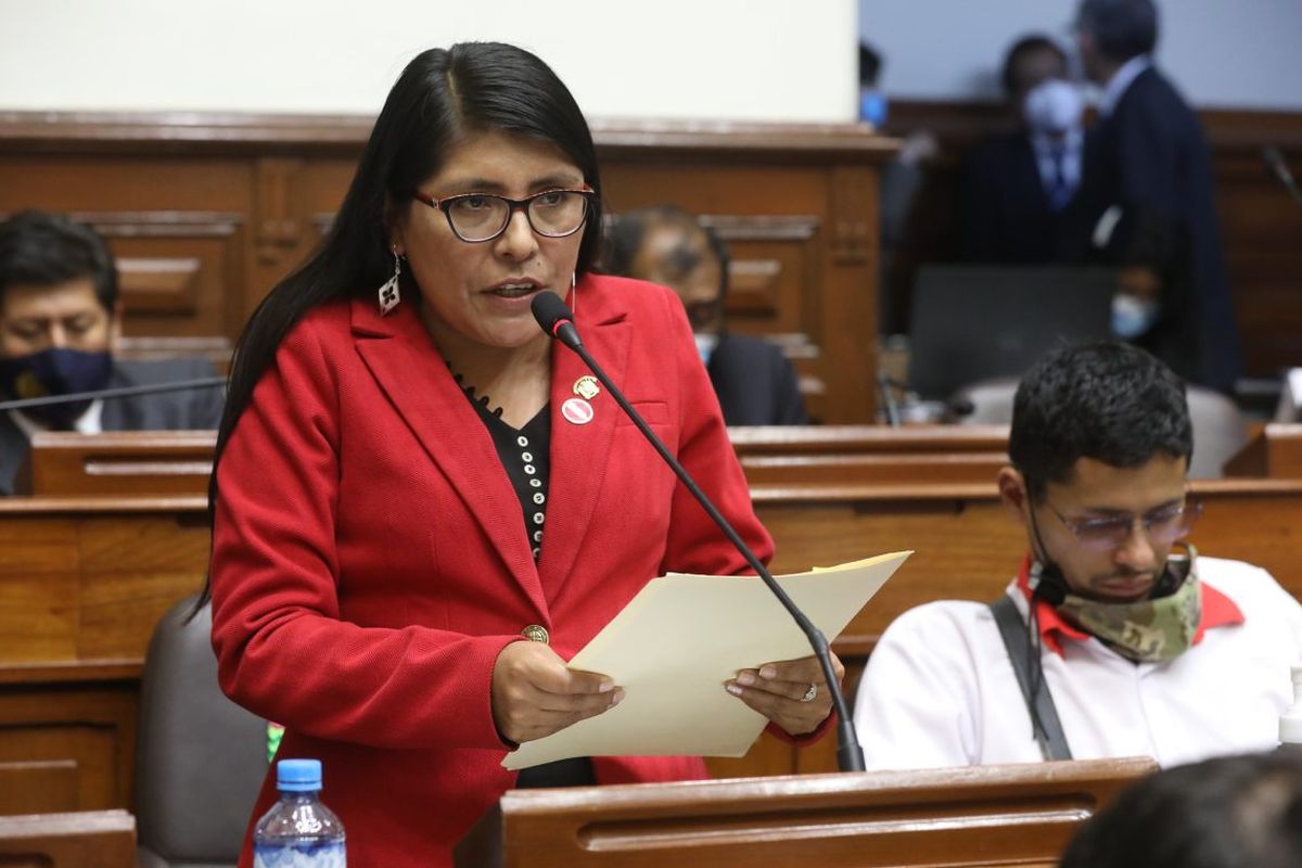 Congresista Margot Palacios viajó a Suiza mientras su región Ayacucho sigue paralizada por las protestas