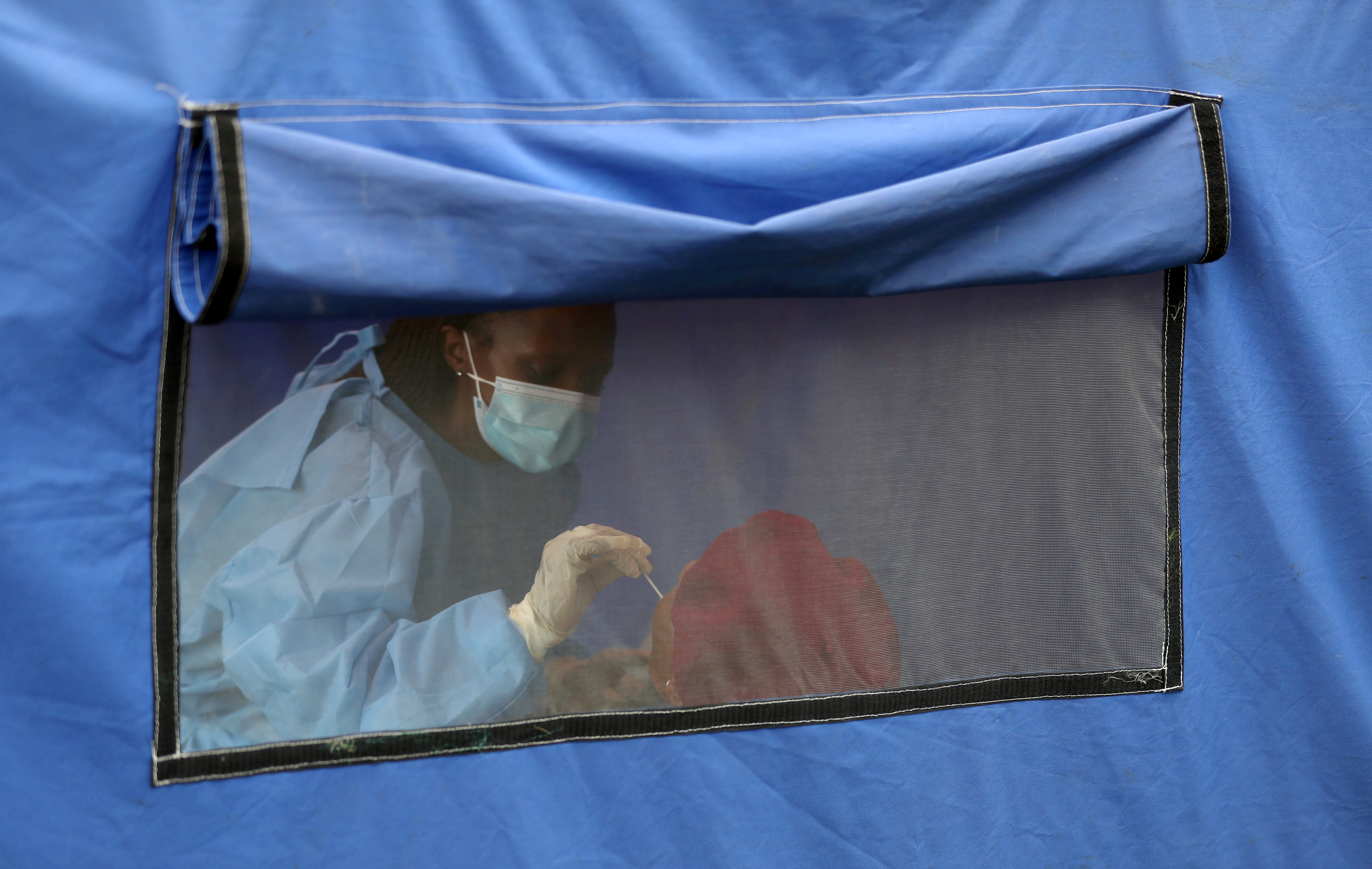 Un viajero se somete a una prueba de coronavirus en Lenasia, Sudáfrica, el 14 de enero de 2021 (REUTERS/Siphiwe Sibeko/File Photo)