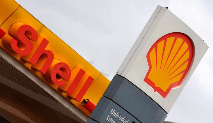 Imagen de archivo del logo de Royal Dutch Shell en una estación de servicio en Londres, Reino Unido.  REUTERS/Toby Melville
