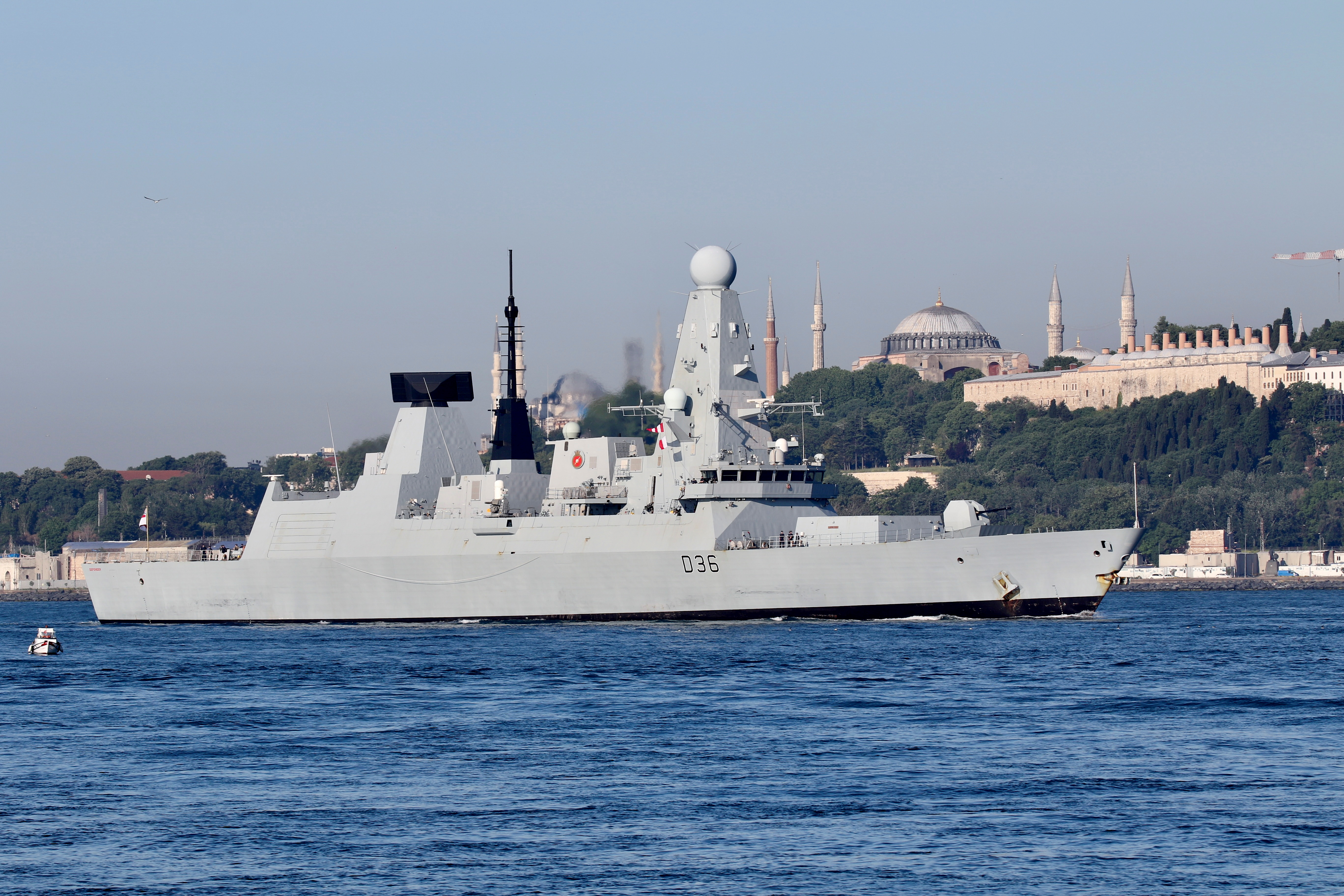 El HMS Defender británico durante unas maniobras frente a Estambul, Turquía en una foto de archivo (Reuters)