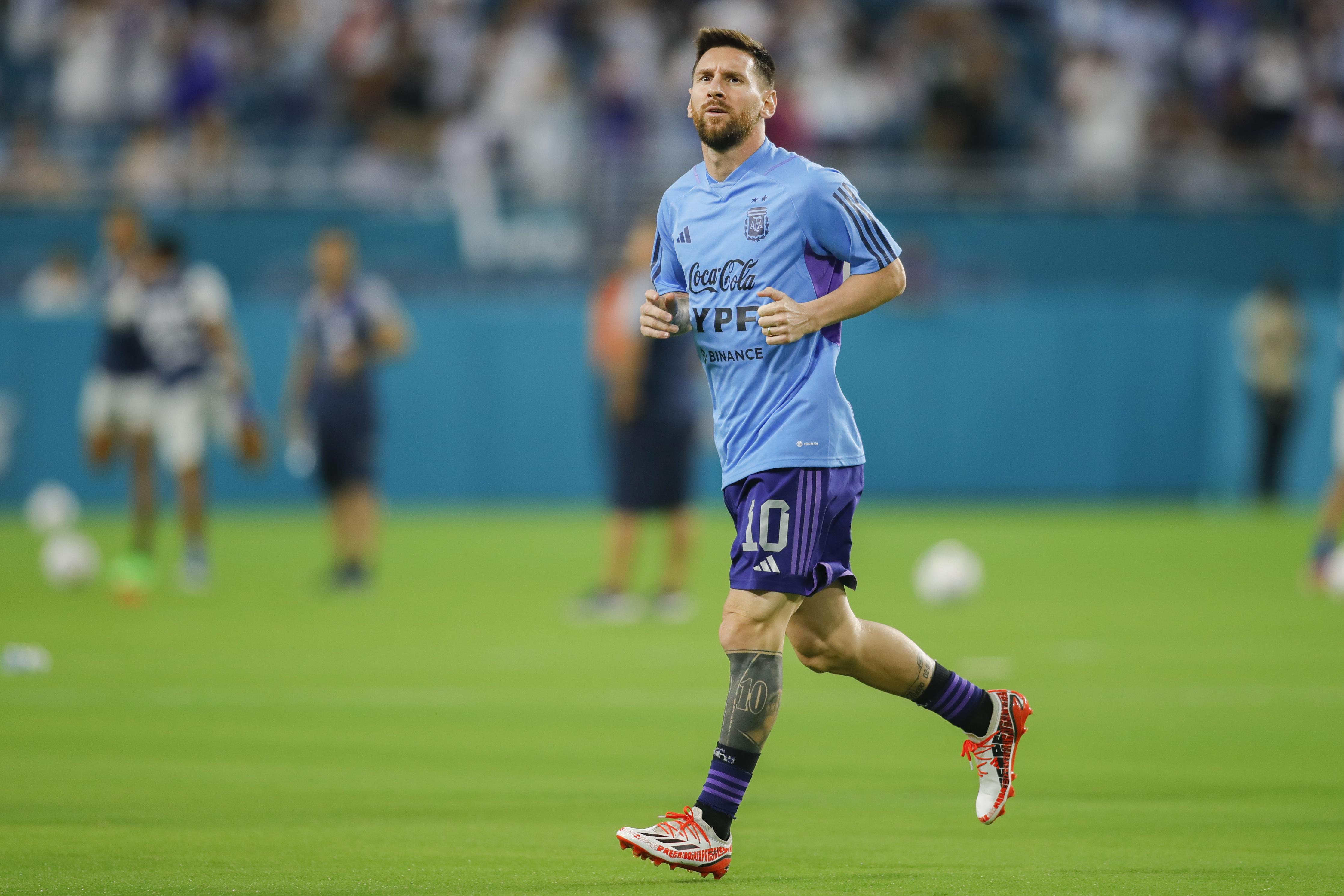Messi mirá al público argentino presente en la entrada en calor en Miami