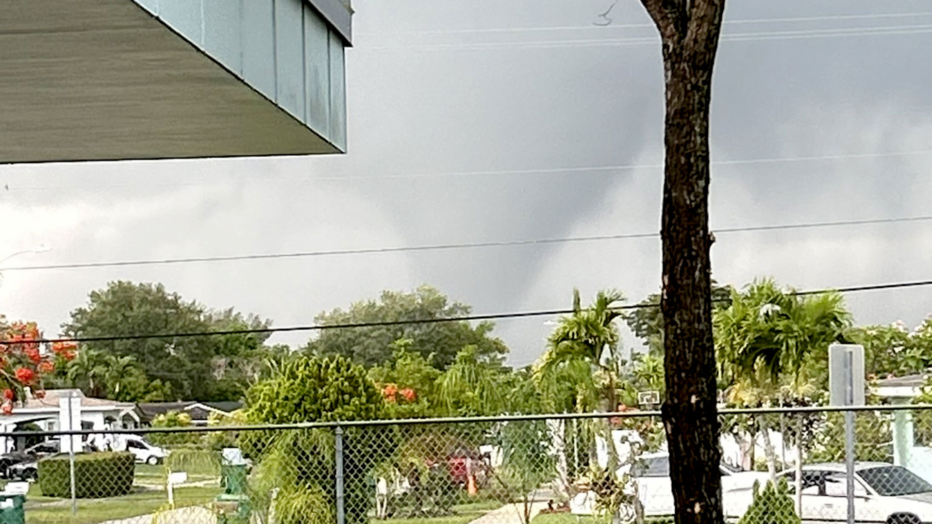 Impactante tornado tocó tierra en el sur de Florida
