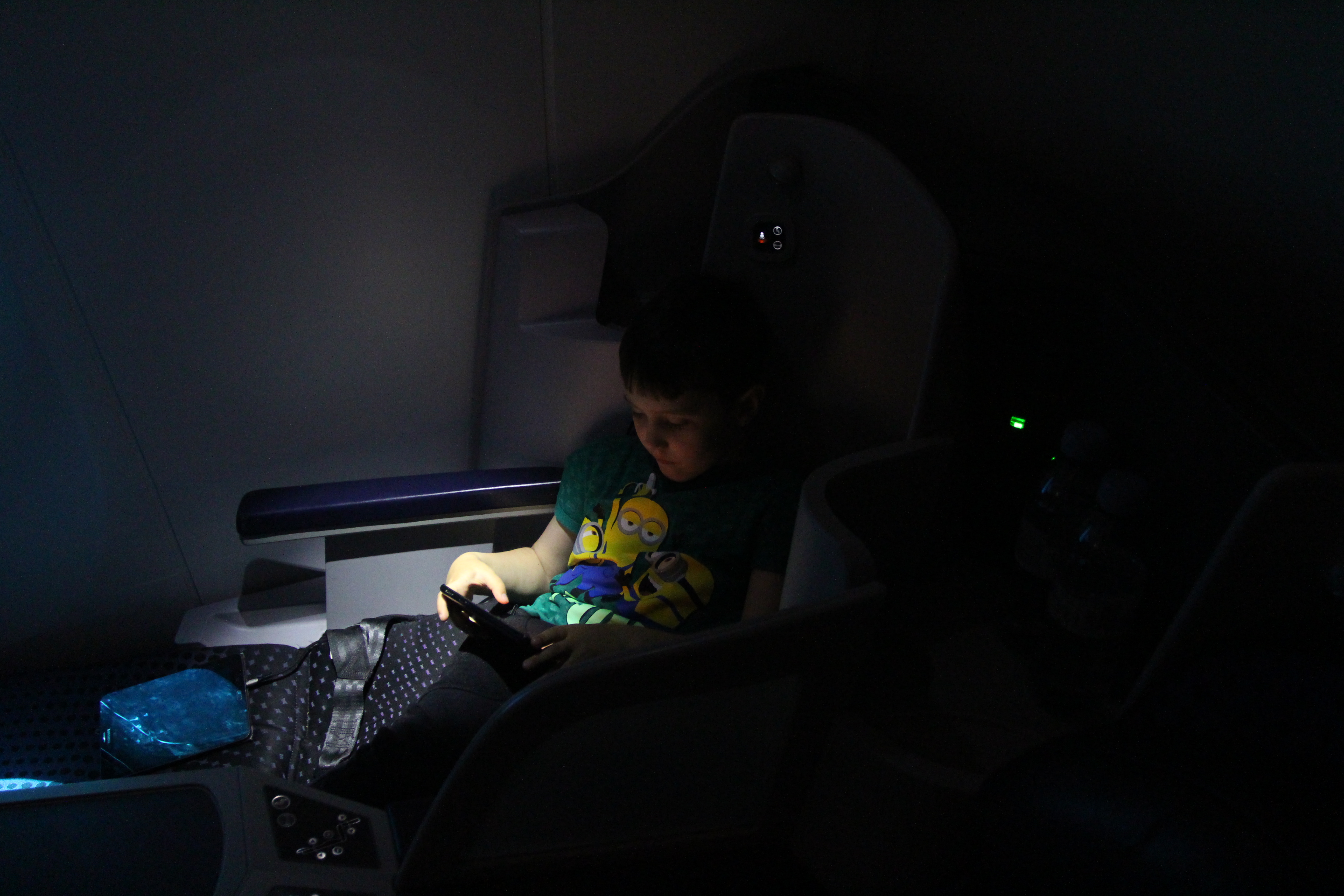 Nazar, de 10 años, durante el vuelo desde Madrid a Buenos Aires