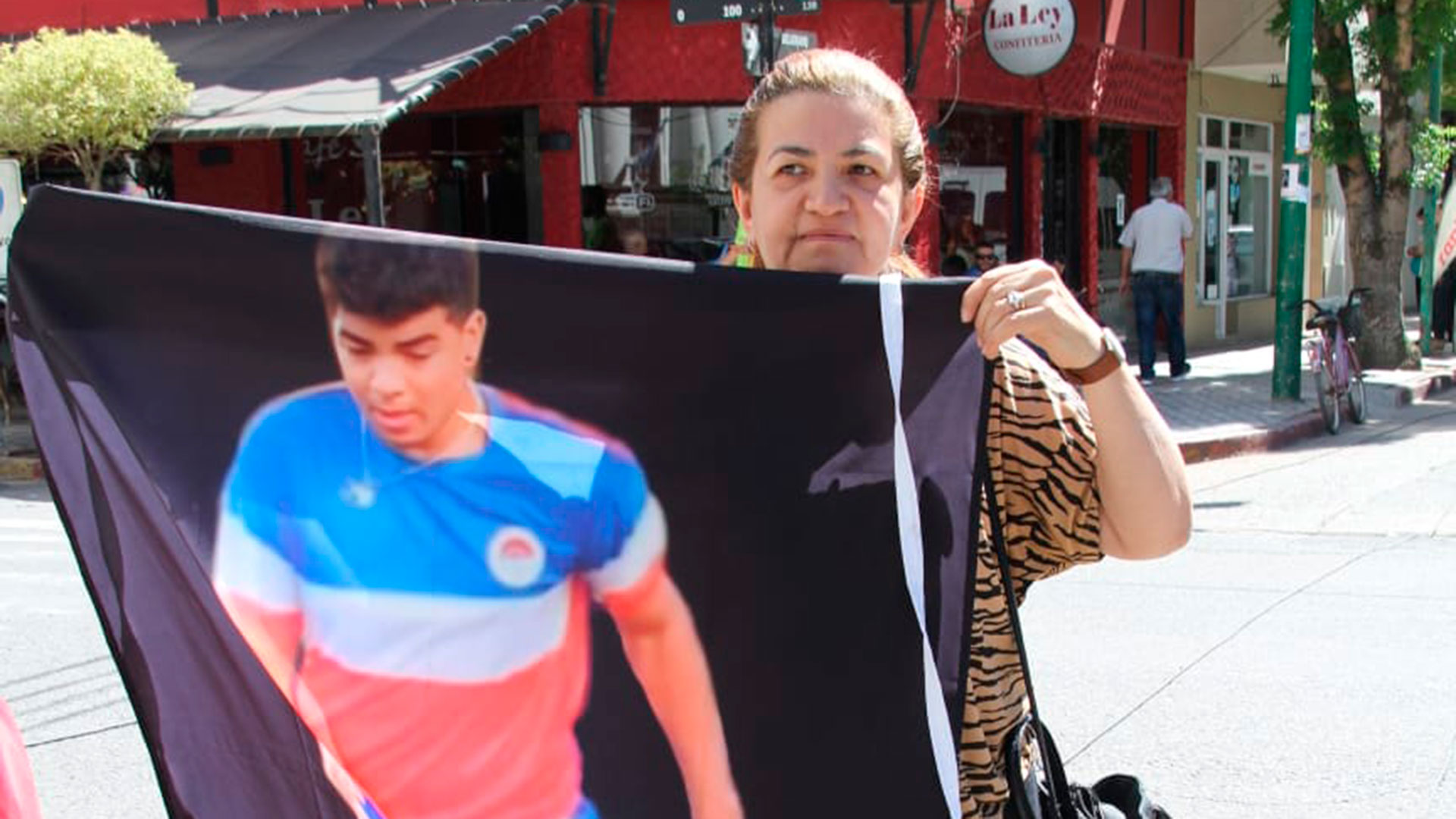 Graciela Báez Sosa desplegó una bandera con la imagen de su hijo jugando al fútbol (Ezequiel Acuña)