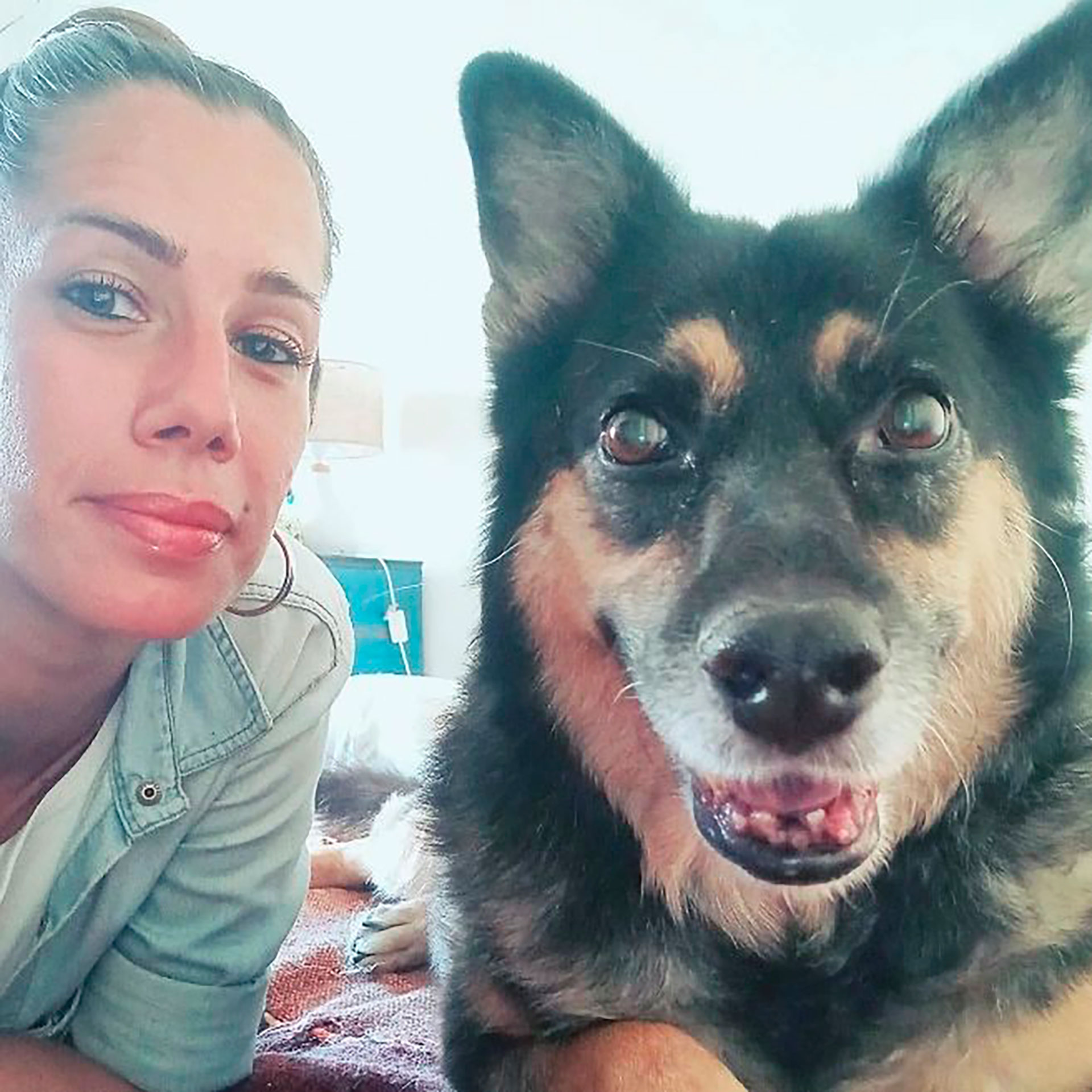 Junto a Nina, una de sus perras