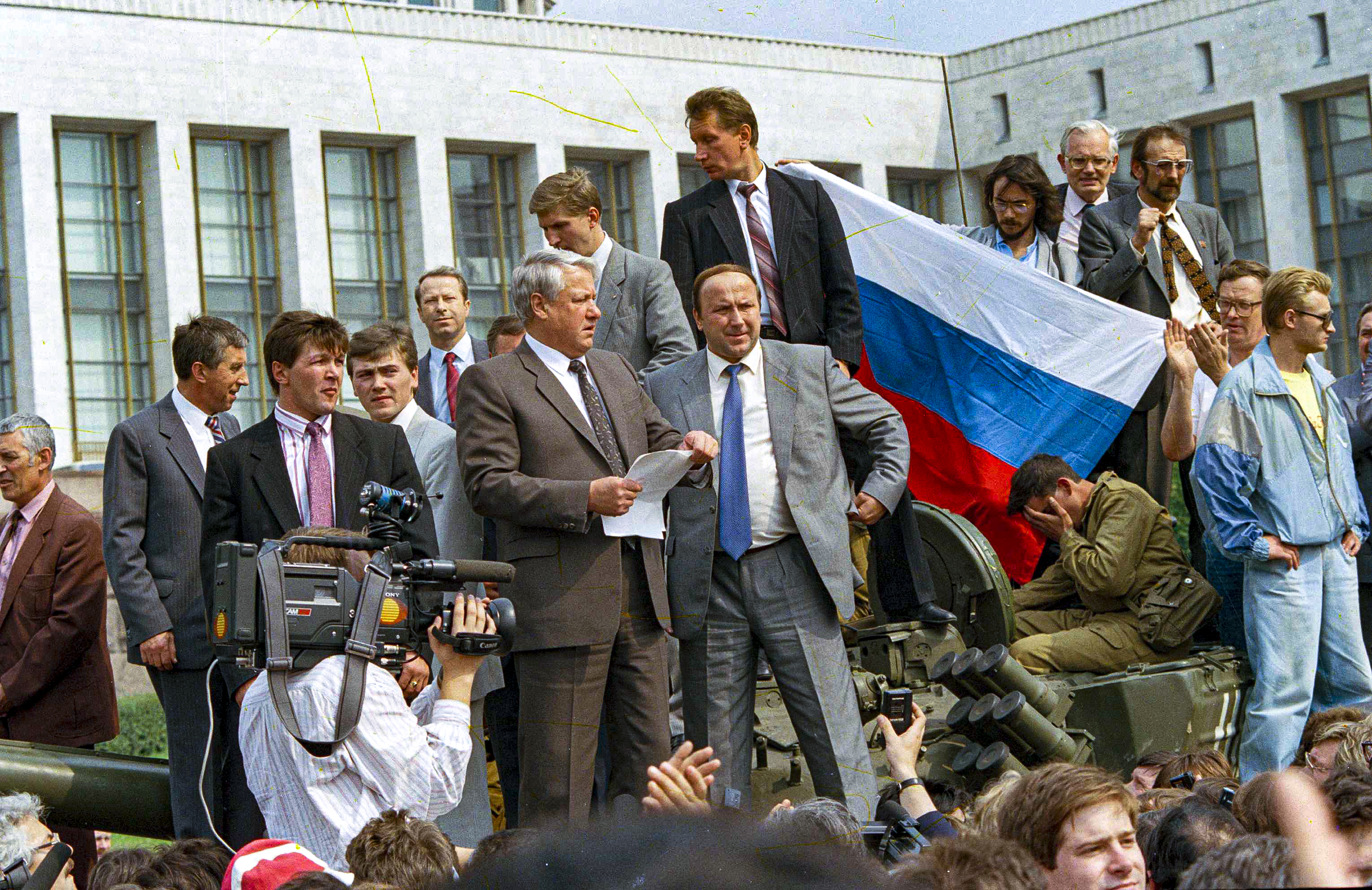 ARCHIVO - Boris Yeltsin, presidente de la Federación Rusa, pronuncia un discurso desde lo alto de un tanque frente al edificio del Parlamento ruso en Moscú, Rusia, el lunes 19 de agosto de 1991. Boris Yeltsin se subió a un tanque frente al edificio del parlamento para denunciar a los golpistas. 
