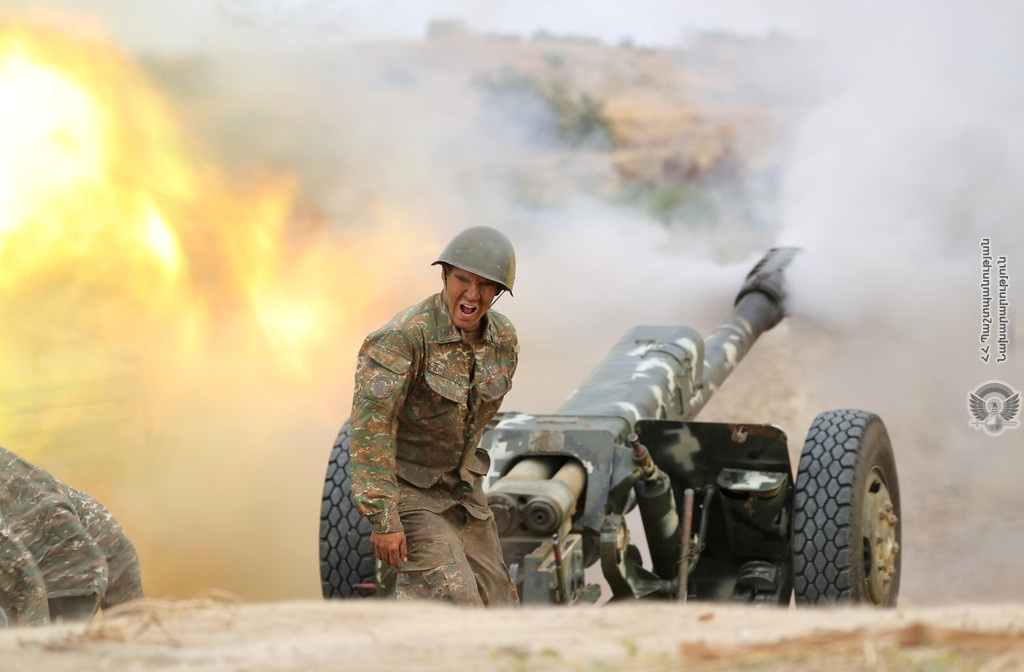 Soldado armenio dispara una pieza de artillería durante los combates con las fuerzas de Azerbaiyán en la región separatista de Nagorno-Karabaj. Defence Ministry of Armenia/Handout via REUTERS  