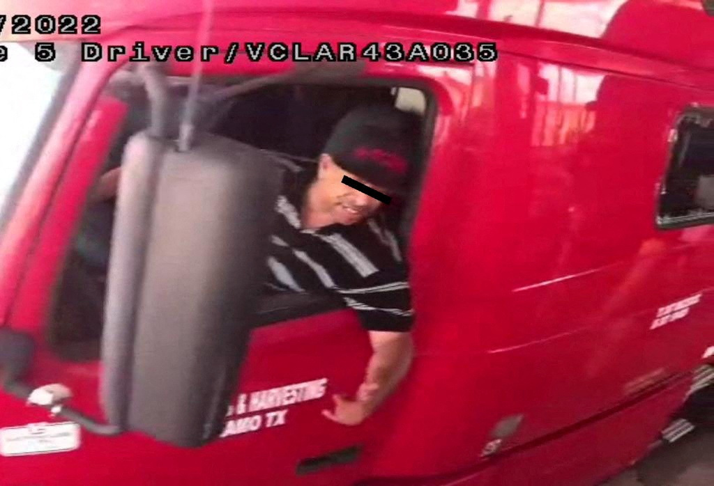 El presunto conductor de un camión que transportaba a decenas de migrantes (Foto: Reuters)