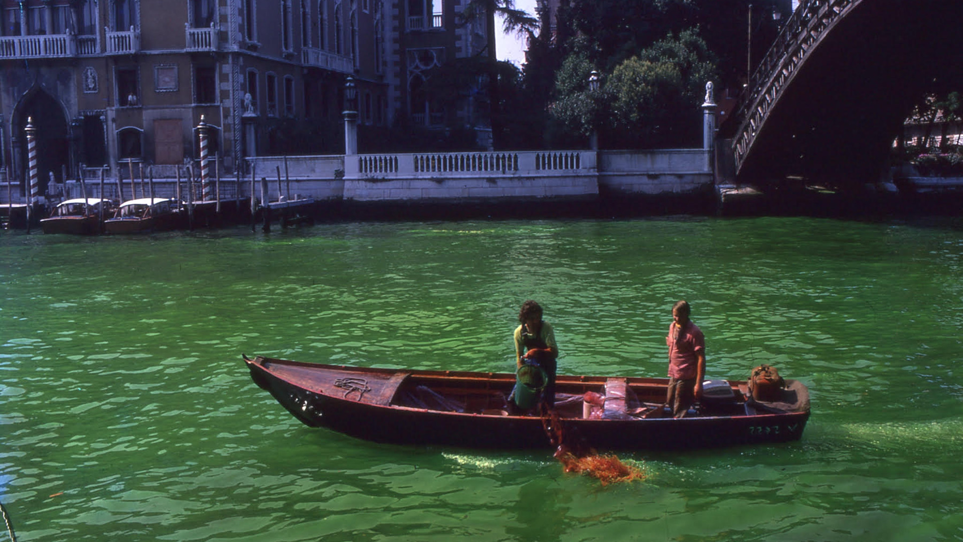 El 19 de junio de 1968, Nicolás García Uriburu tiñó de verde los canales de Venecia.
