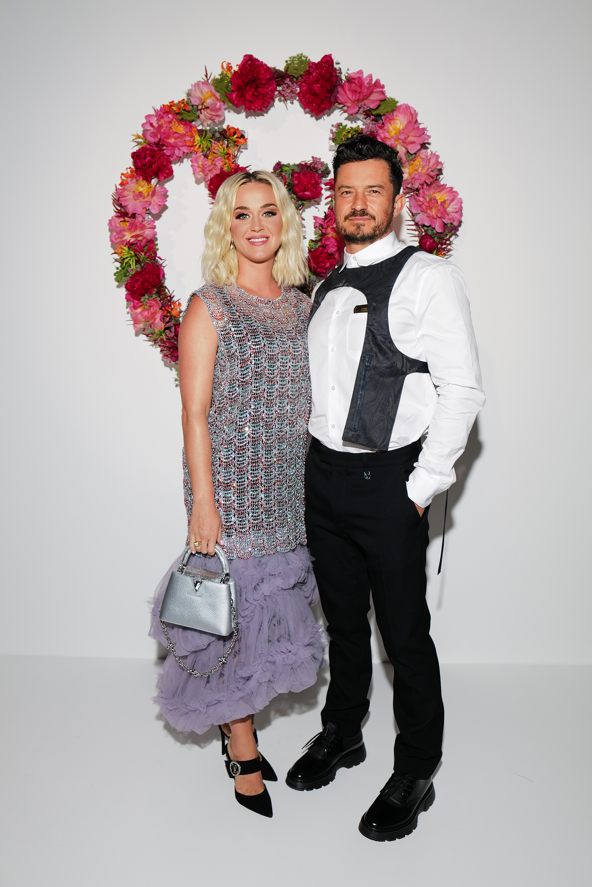 Los actores Katy Perry y Orlando Bloom. Todos los invitados lucieron  diseños exclusivos de Louis Vuitton