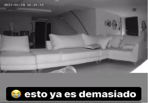 En sus historias de Instagram dejó el metraje donde puede verse cómo una de las sillas se mueve sola
(Captura: Instagram @brendazambranoc)