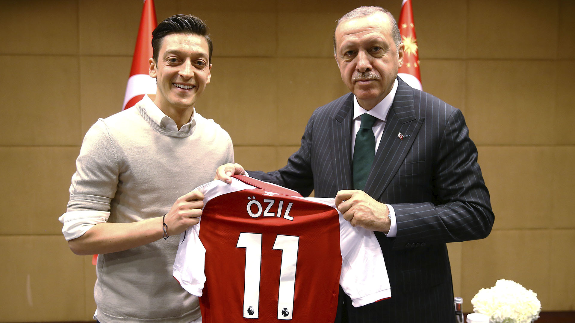 (Reuters) La foto en cuestión entre Ozil y Erdogan