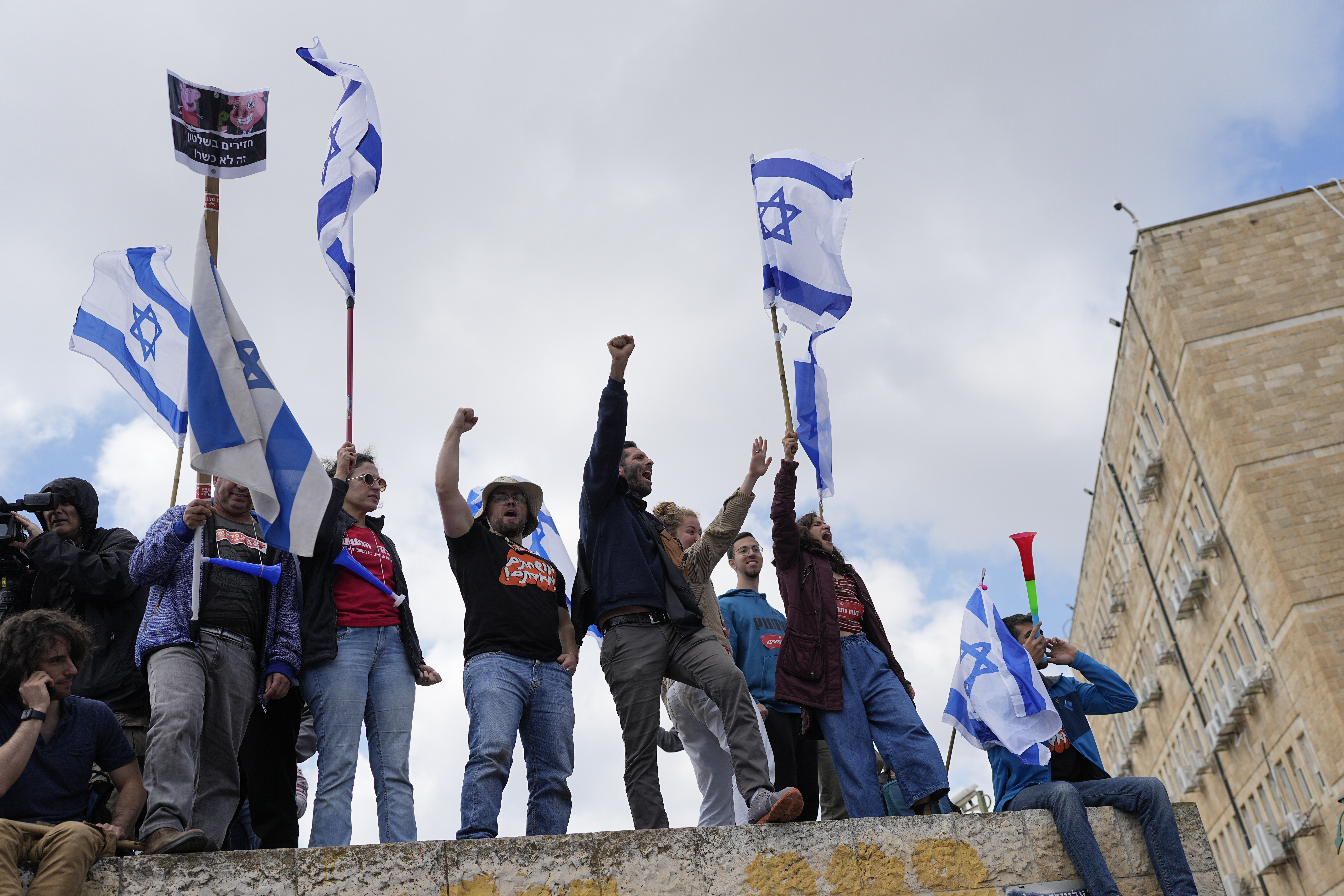 Manifestantes israelíes protestan contra el plan de reforma judicial del primer ministro Benjamin Netanyahu frente al Parlamento en Jerusalén, el lunes 27 de marzo de 2023. (AP Foto/Ohad Zwigenberg)