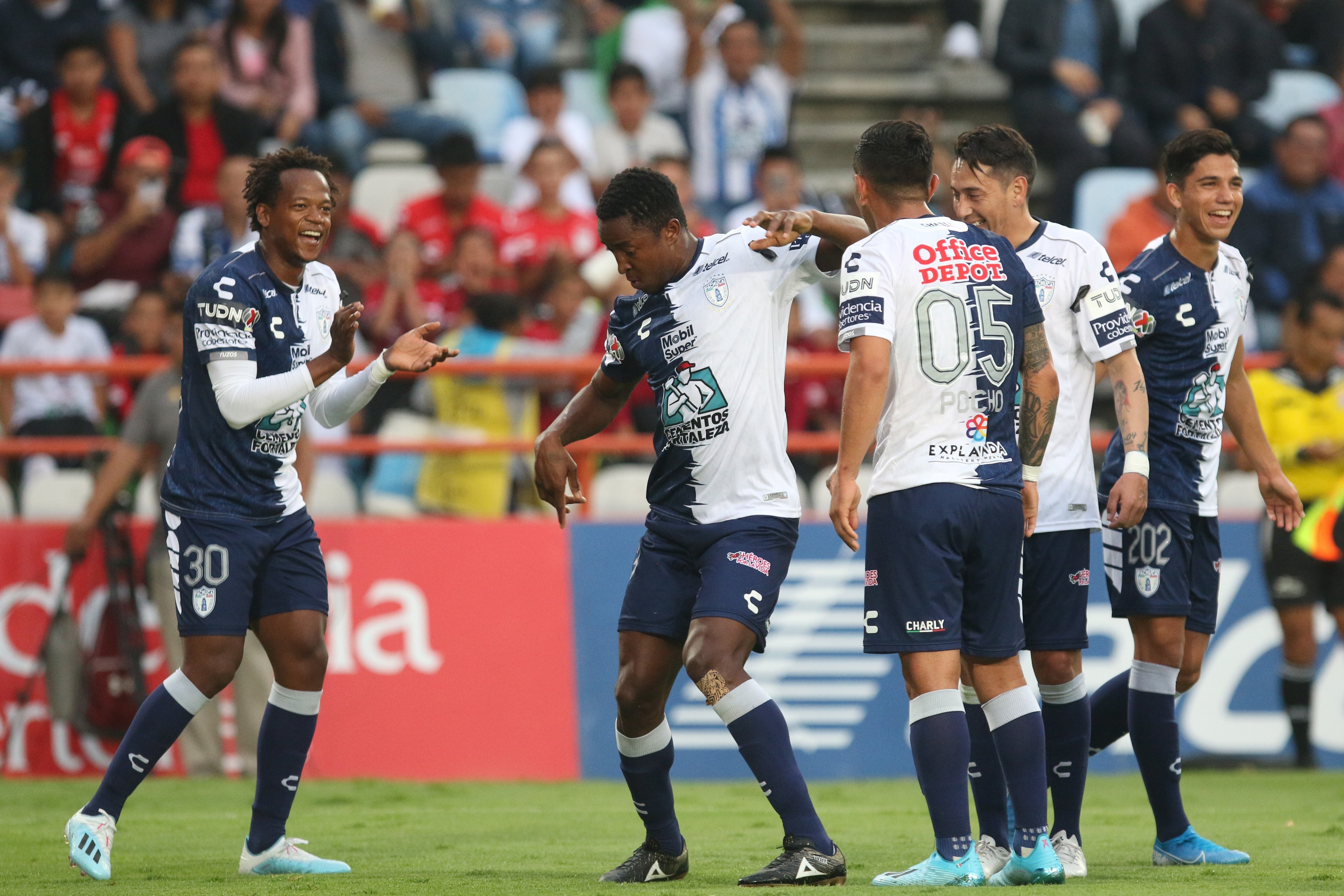 Los Tuzos pasaron a la siguiente fase después de vencer por 3-0 de visita a Santos Laguna (Foto: EFE)
