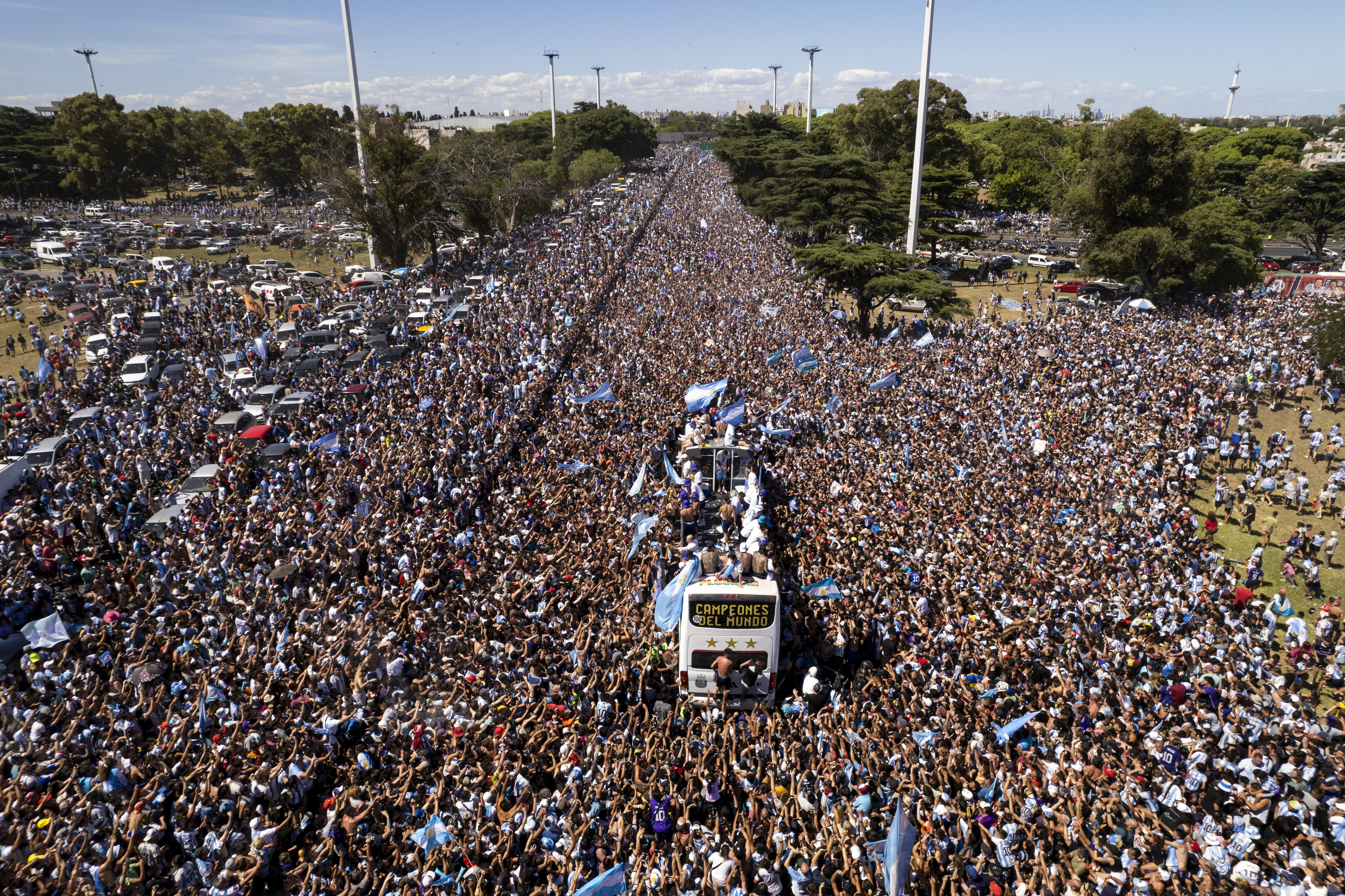 Cuatro millones de personas salieron a la calle para recibir a la selección, el martes 20 de diciembre de 2022, tras su coronación en el Mundial (AP Foto/Rodrigo Abd)