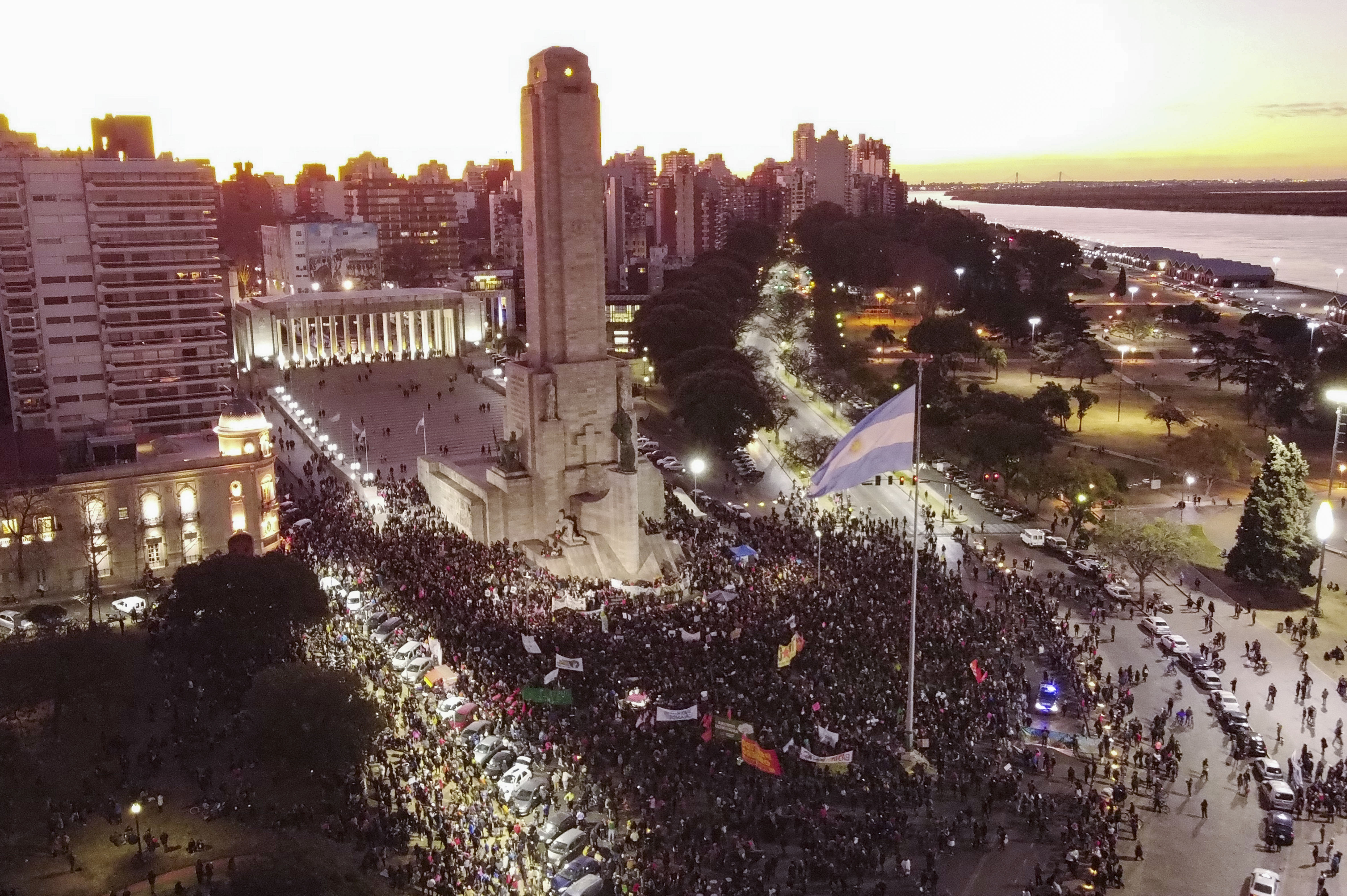 Una multitud se manifestó en el Monumento a la Bandera en Rosario contra los incendios en las islas. Foto Sebastian Granata (Telam)