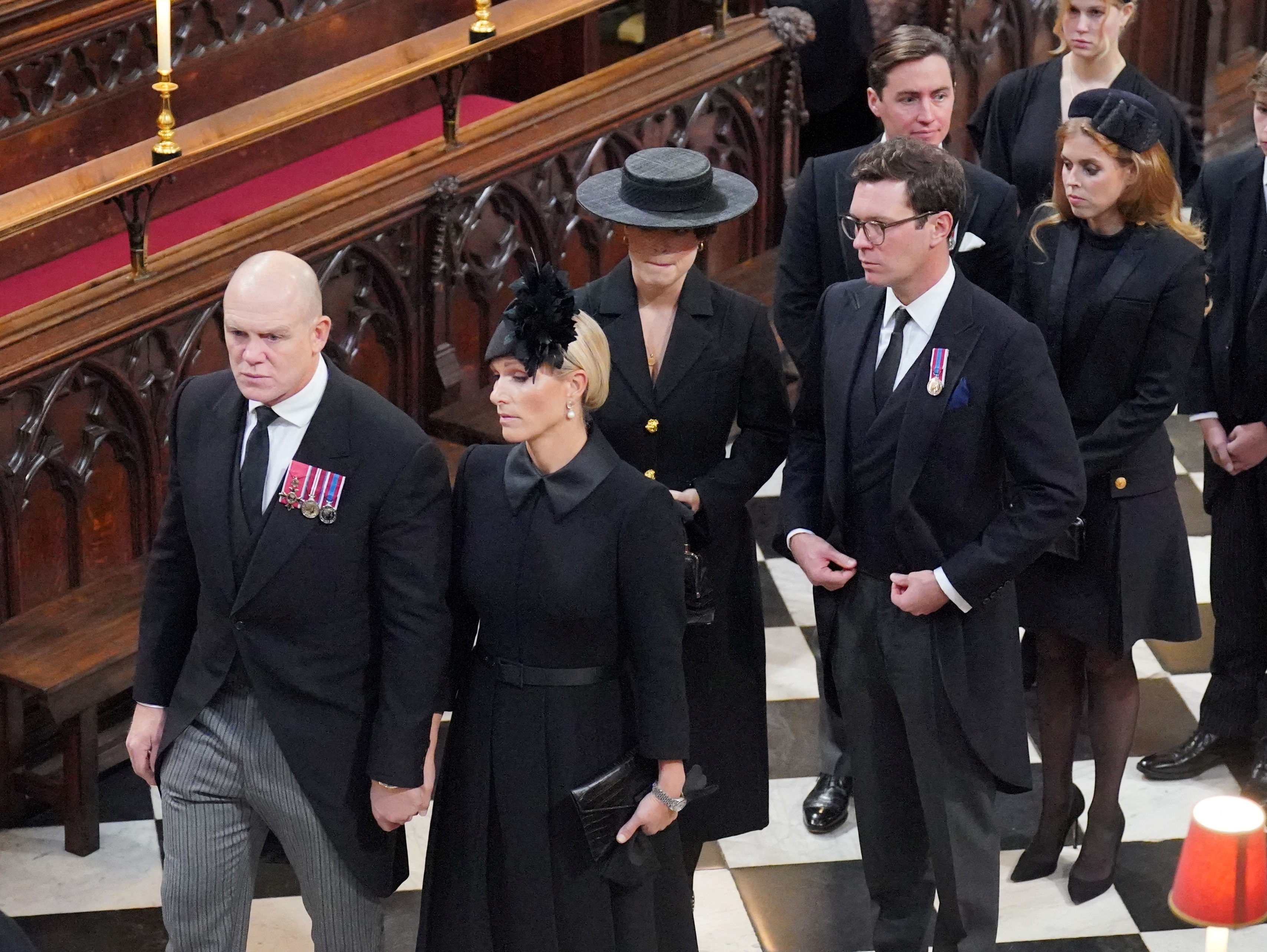 Miembros de la familia real (de izquierda a derecha, de frente) Mike Tindall y Zara Tindall, la princesa Eugenia y Jack Brooksbank, la princesa Beatriz y Edoardo Mapelli Mozzi. 