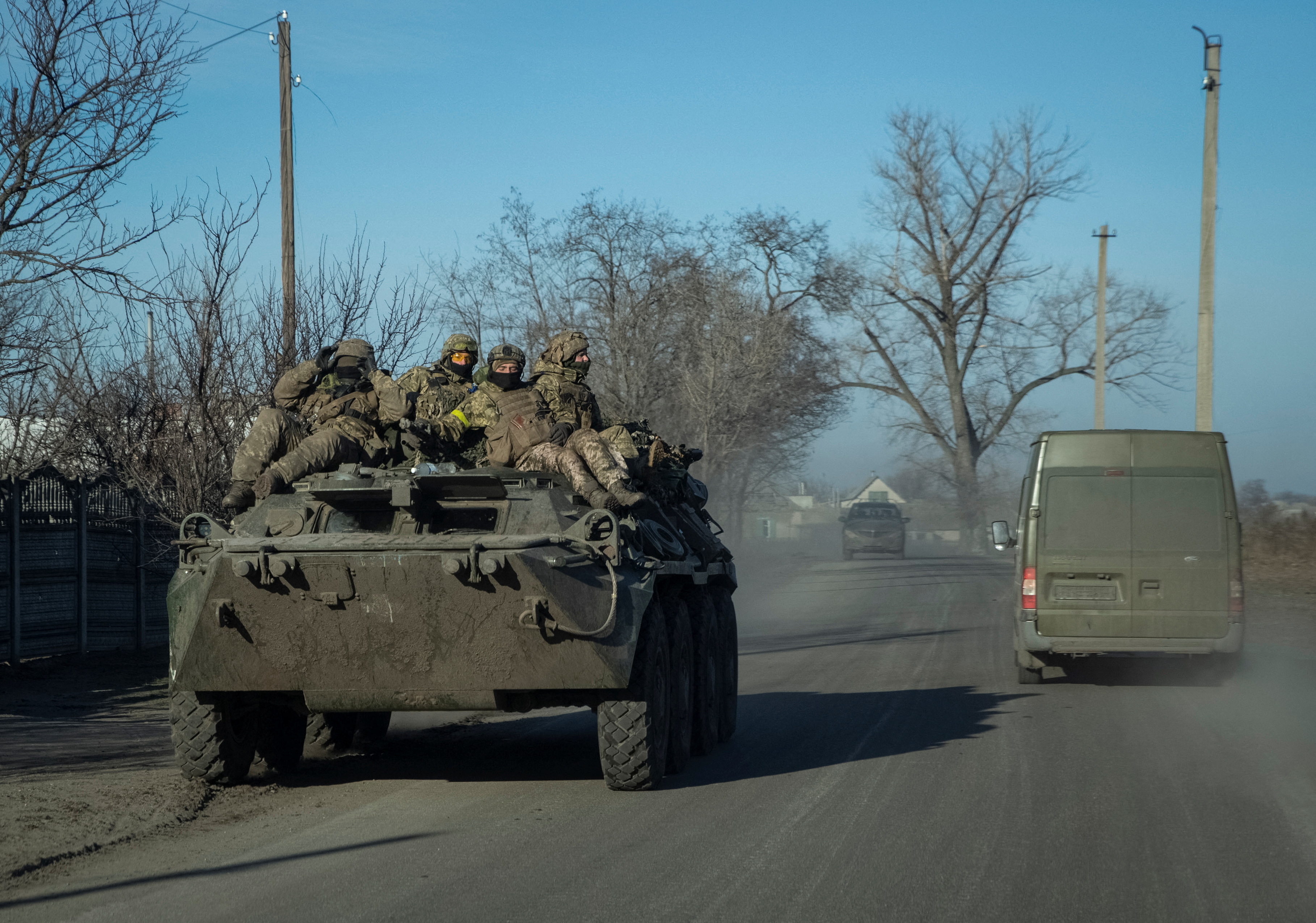Militares ucranianos en un vehículo blindado en Lyman, región de Donetsk, el 20 de diciembre de 2022 (REUTERS/Oleksandr Ratushniak)