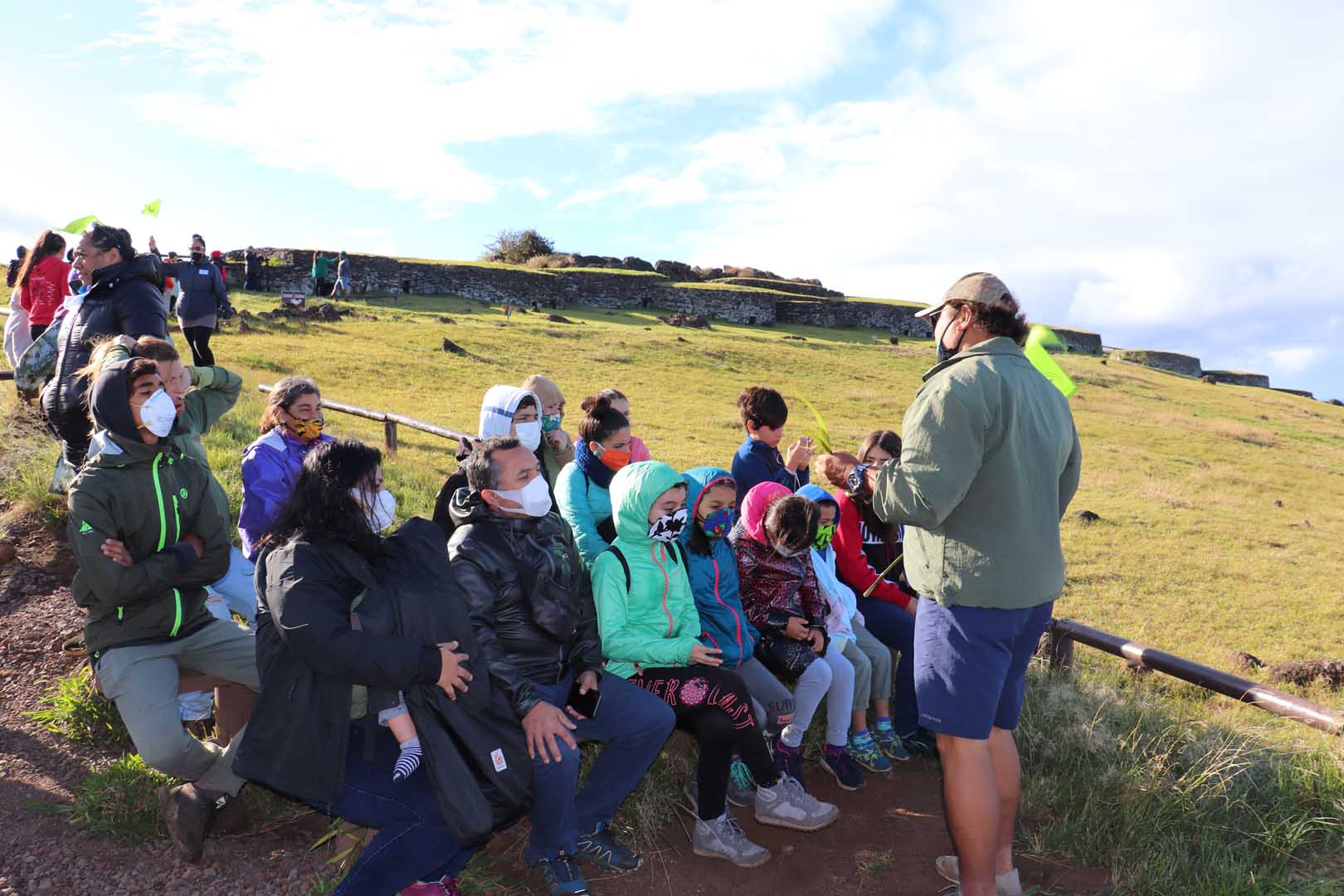 El primero de los aviones con turistas está previsto que llegue este jueves y será recibido como un bálsamo de felicidad, al puro estilo Rapa Nui