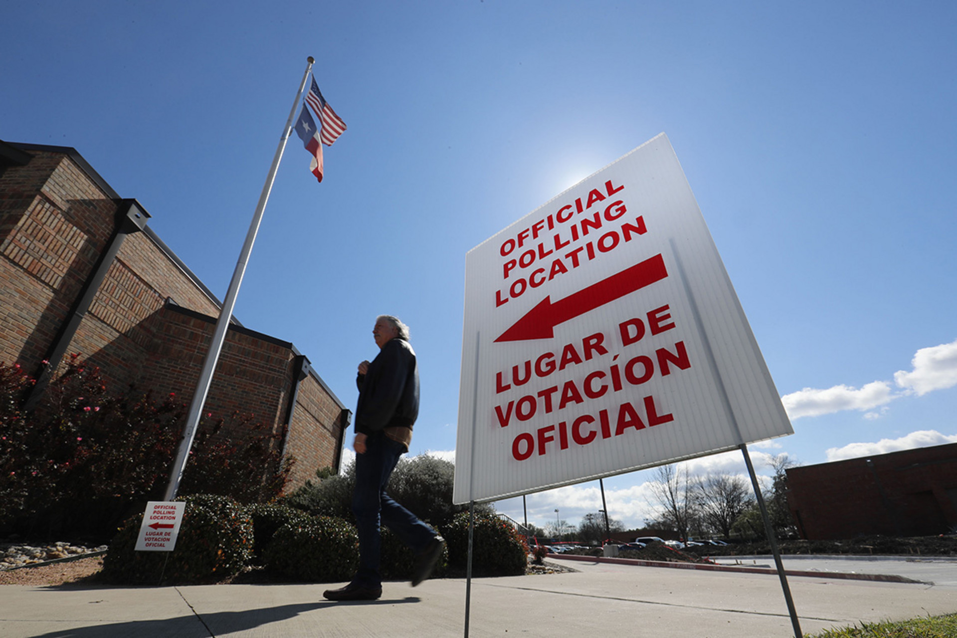 En inglés y español, un cartel indica a los posibles votantes un lugar de votación oficial durante la votación anticipada en Dallas, Texas, en febrero de 2020. | LM Otero/AP/Archivo