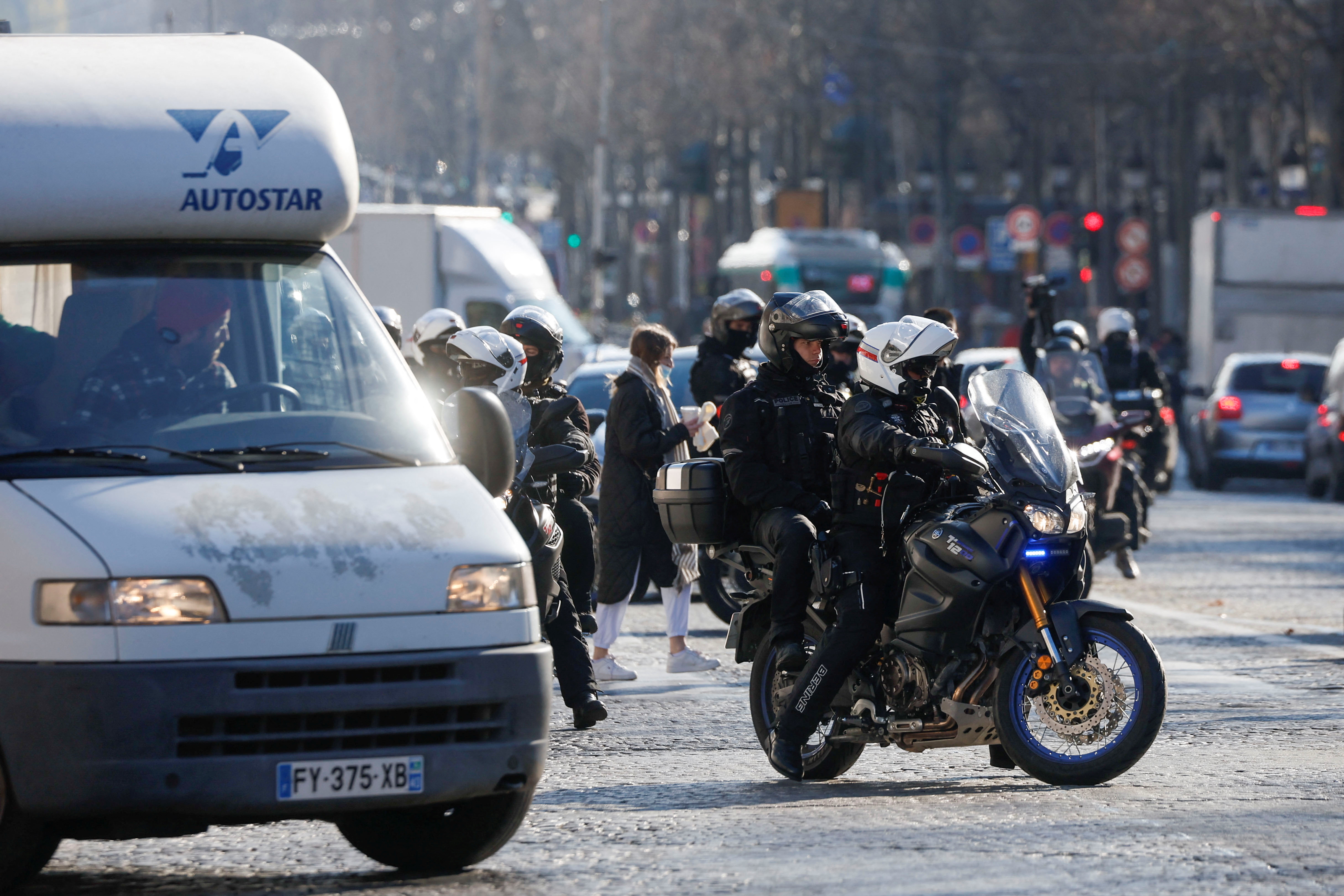 Agentes de policía en moto en París, Francia, 12 de febrero de 2022. REUTERS/Benoit Tessier/Archivo
