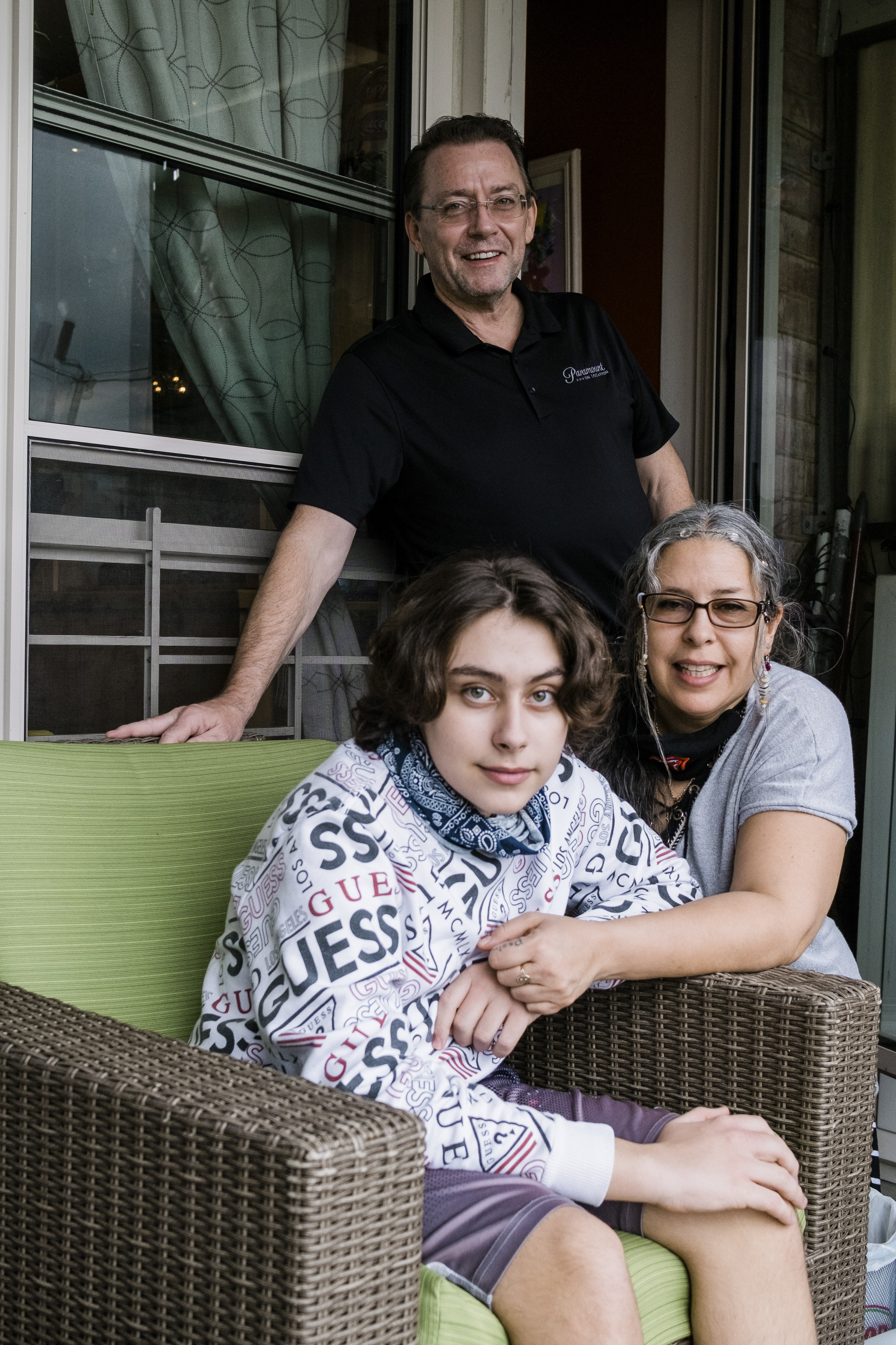 Jack McMorrow, de 14 años, y sus padres en el balcón de su casa en Queens. McMorrow fue hospitalizado por insuficiencia cardíaca debido a un síndrome inflamatorio severo relacionado con el coronavirus (Gabriela Bhaskar / The New York Times)