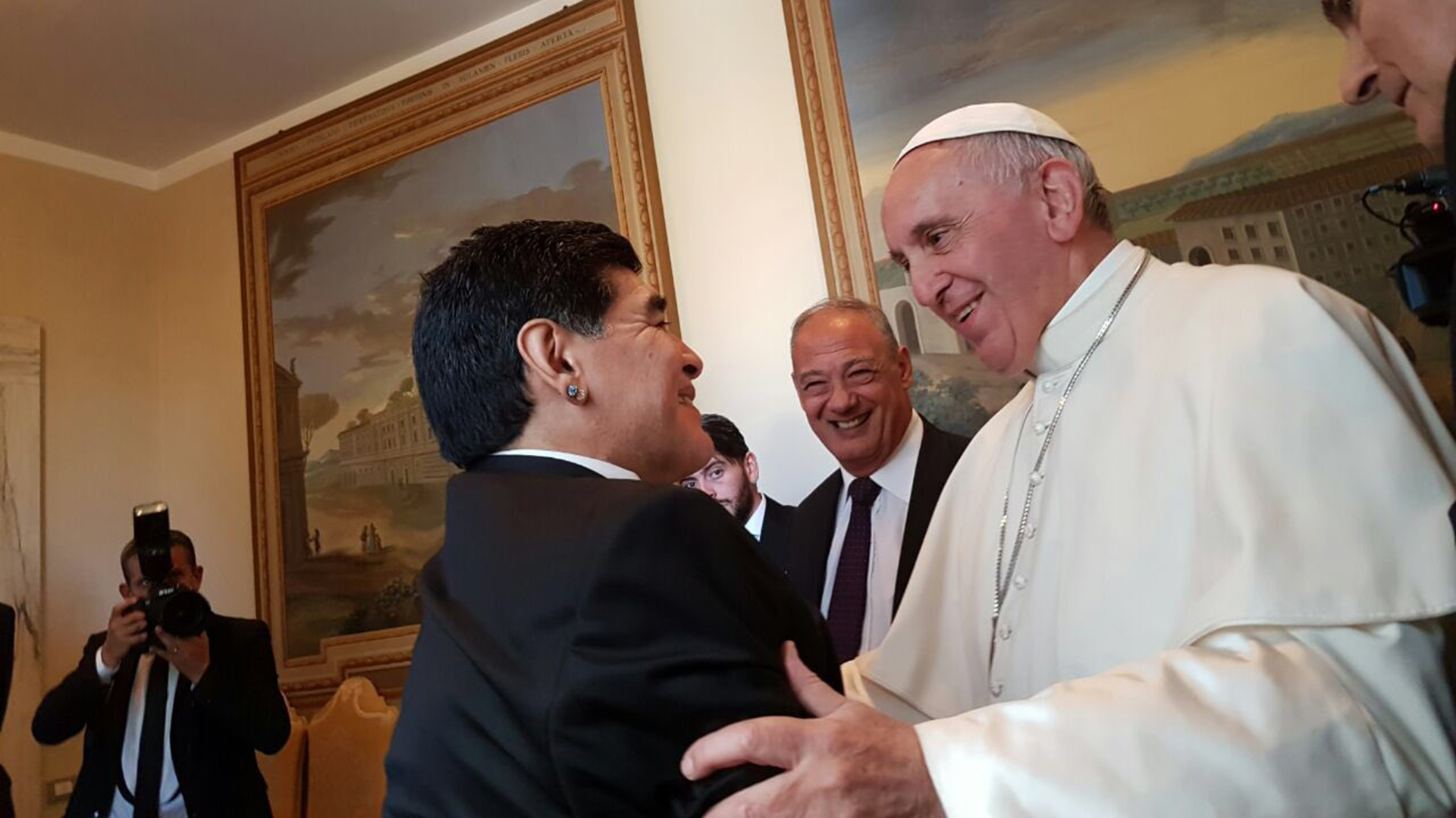 Amante del fútbol. El papa Francisco con Diego Maradona en 2018.