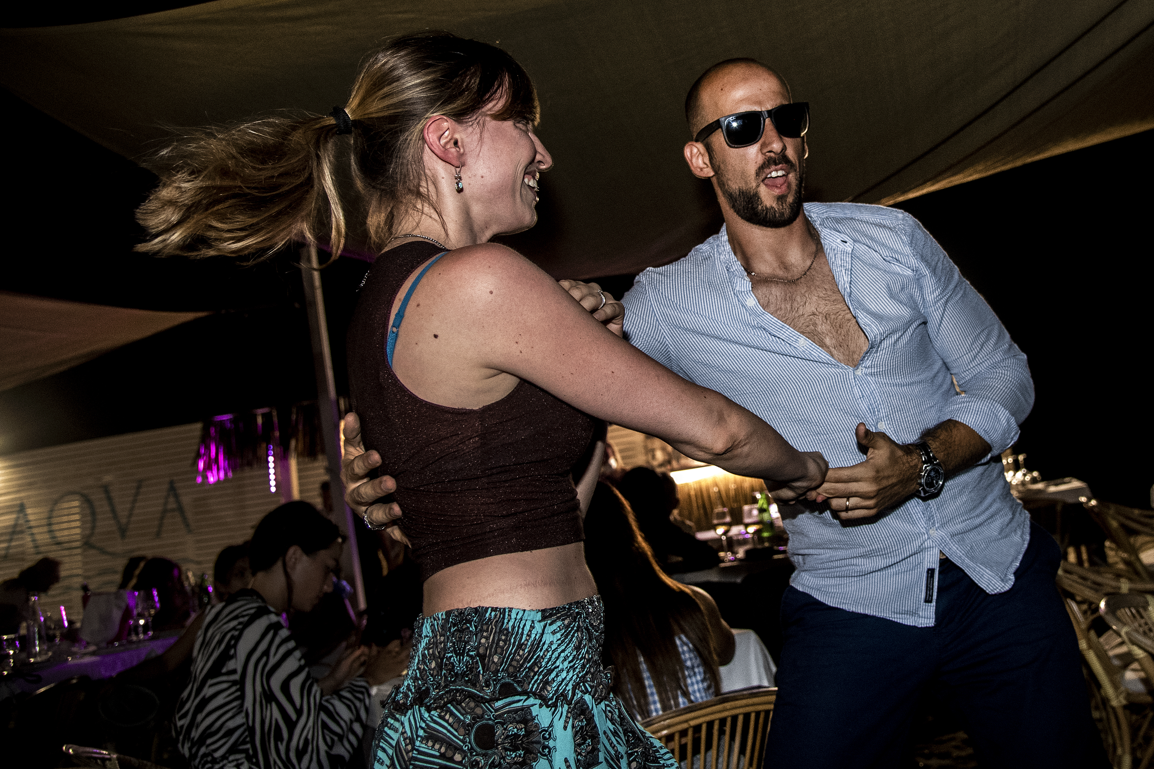 Un hombre y una mujer bailan en una discoteca en Fregene, cerca de Roma (Tiziana FABI / AFP)