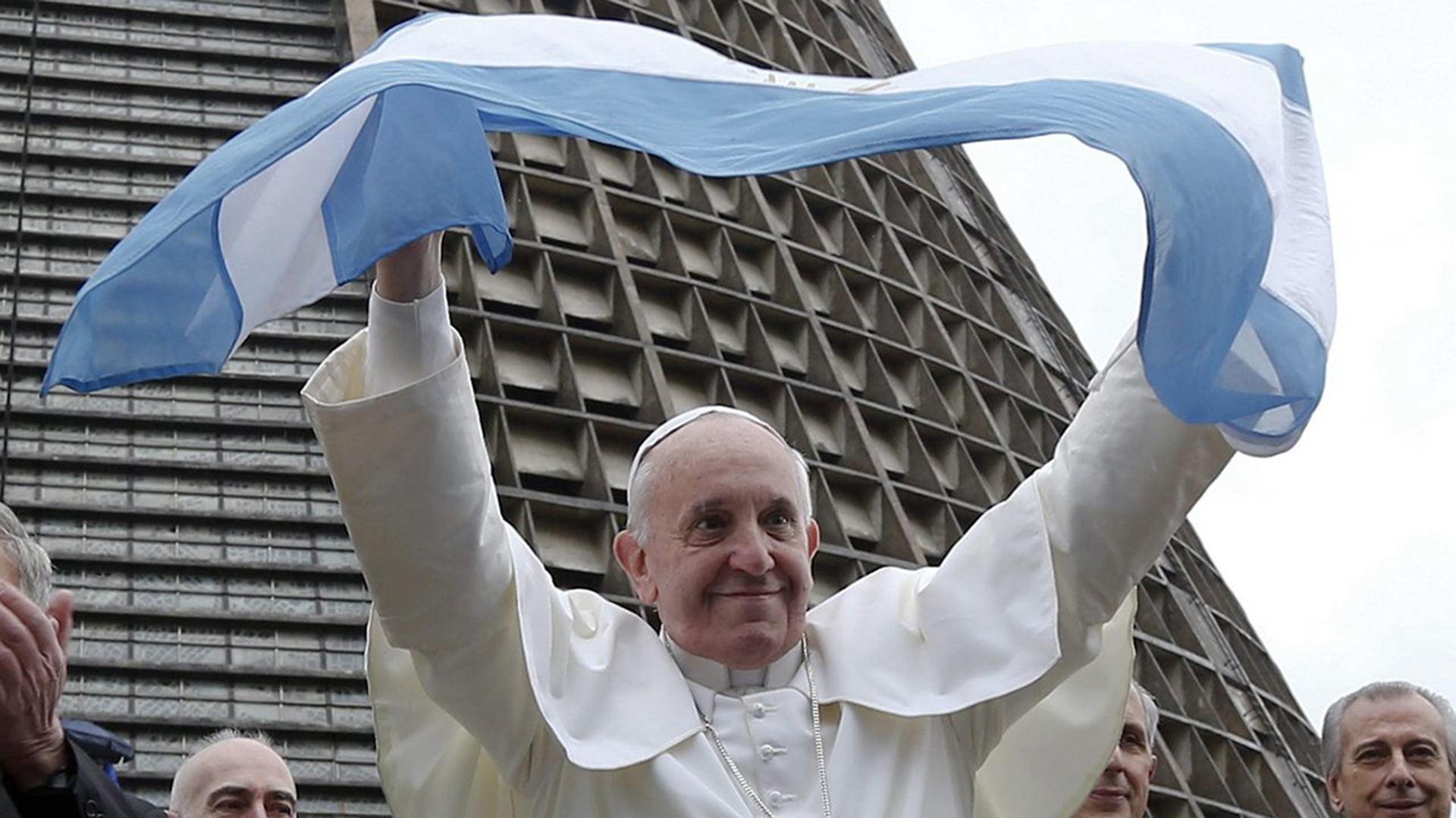 Argentina le ha dado un Papa al mundo. El tiempo, la historia, no harán sino agigantar el sentido de ese acontecimiento (Reuters)