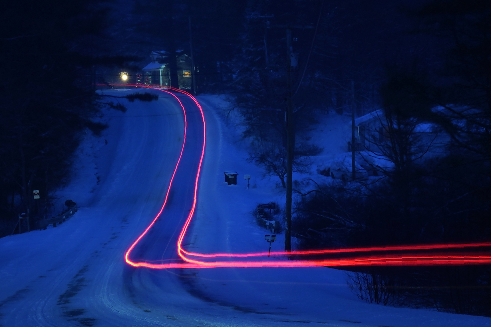Un auto en la ruta en Freeport, Maine, en una foto tomada con larga exposición (AP Photo/Robert F. Bukaty)