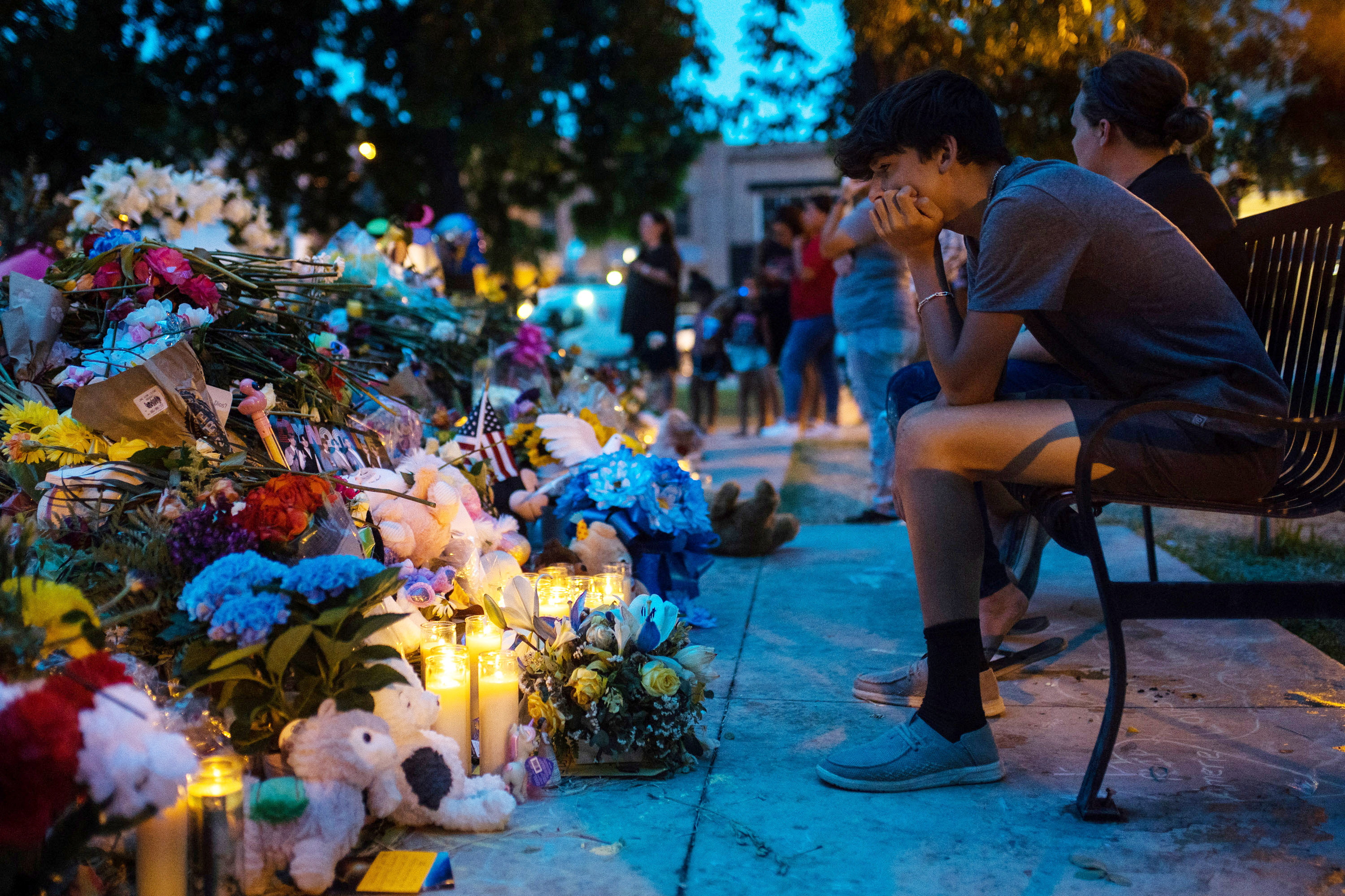 El memorial de las víctimas de la masacre de Texas en la escuela Primaria Robb (Lucas Boland/USA TODAY via REUTERS)